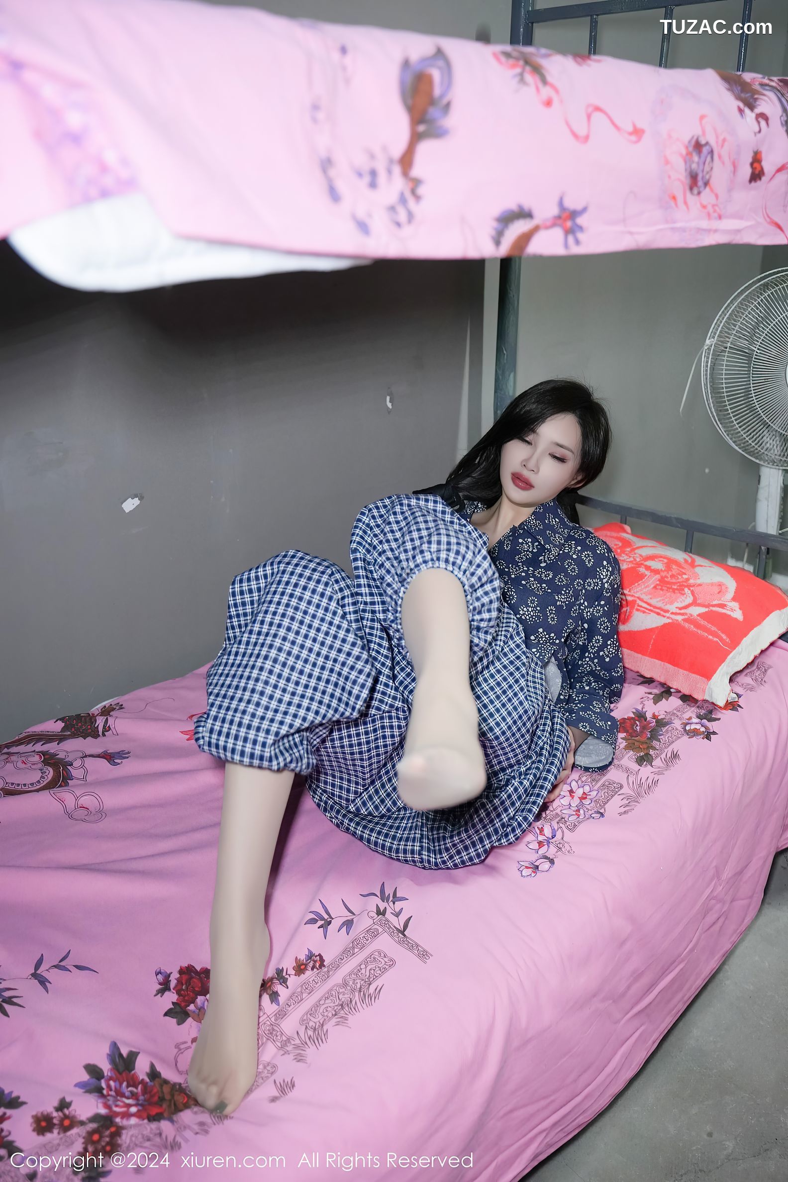 XiuRen秀人网-7915-Carol周妍希-民工宿舍蓝印花布衫肉丝爆乳-2024.01.05