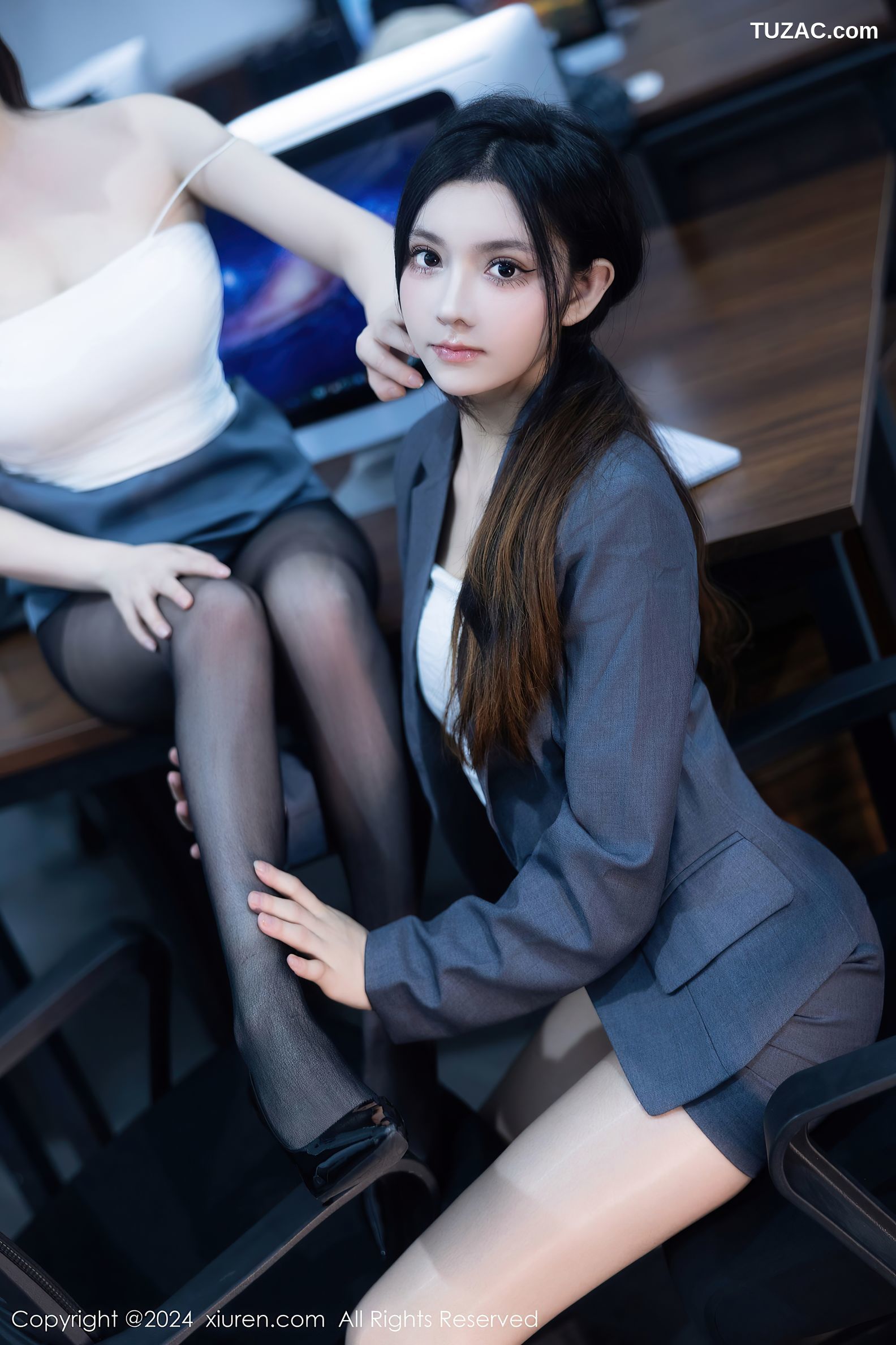 XiuRen秀人网-7923-豆瓣酱-模特合集-OL灰色裙装白内衣黑丝爆乳-2024.01.05