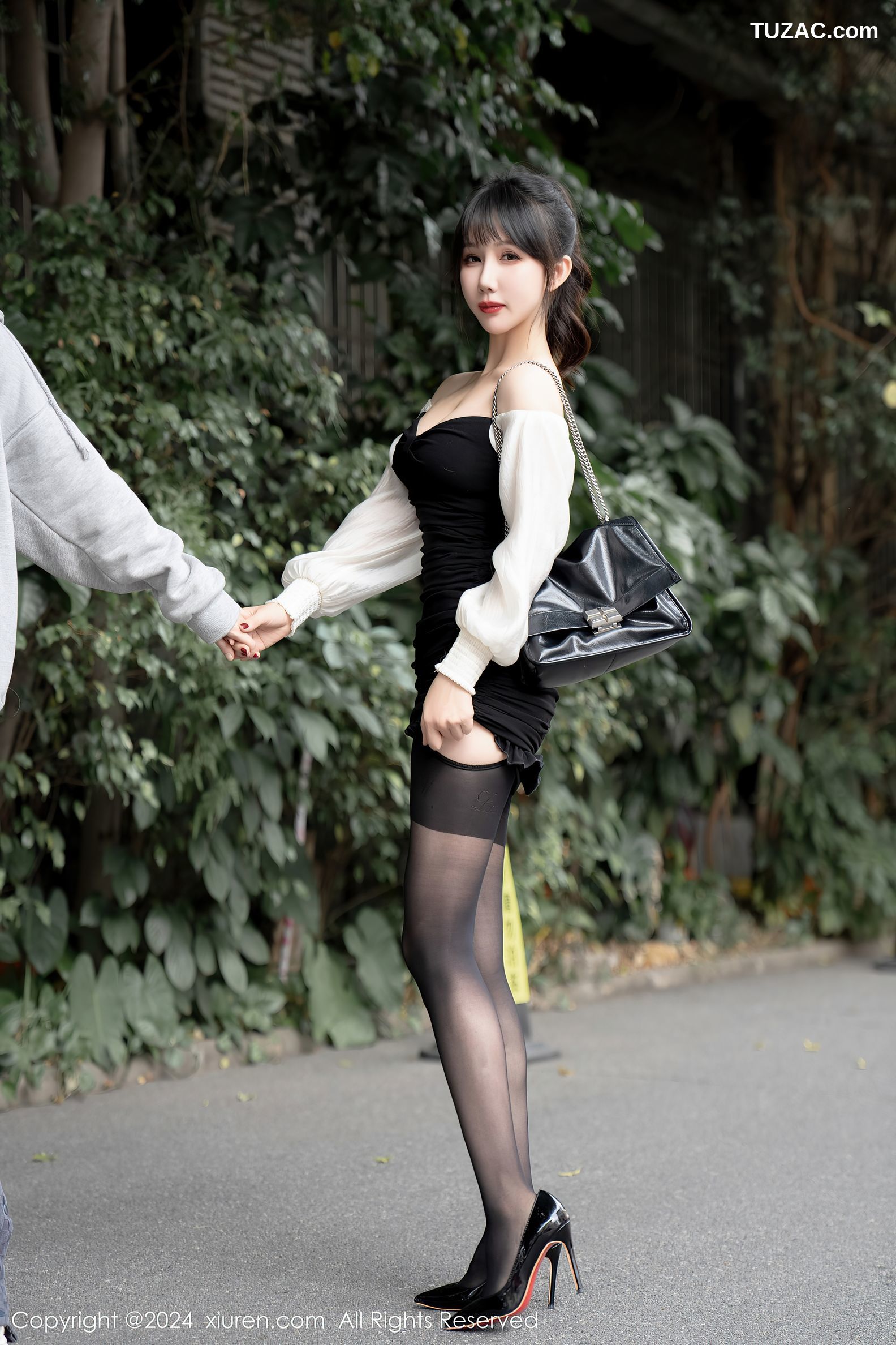XiuRen秀人网-7930-波巧酱-Al女友黑短裙银色胶带遮点爆乳-2024.01.09