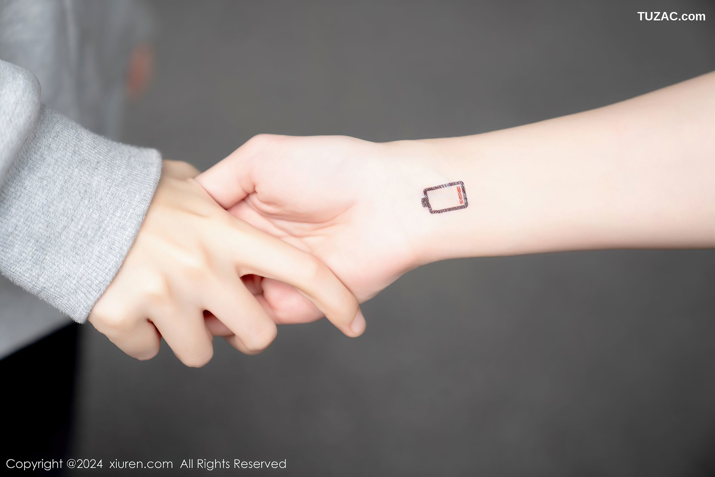 XiuRen秀人网-7930-波巧酱-Al女友黑短裙银色胶带遮点爆乳-2024.01.09