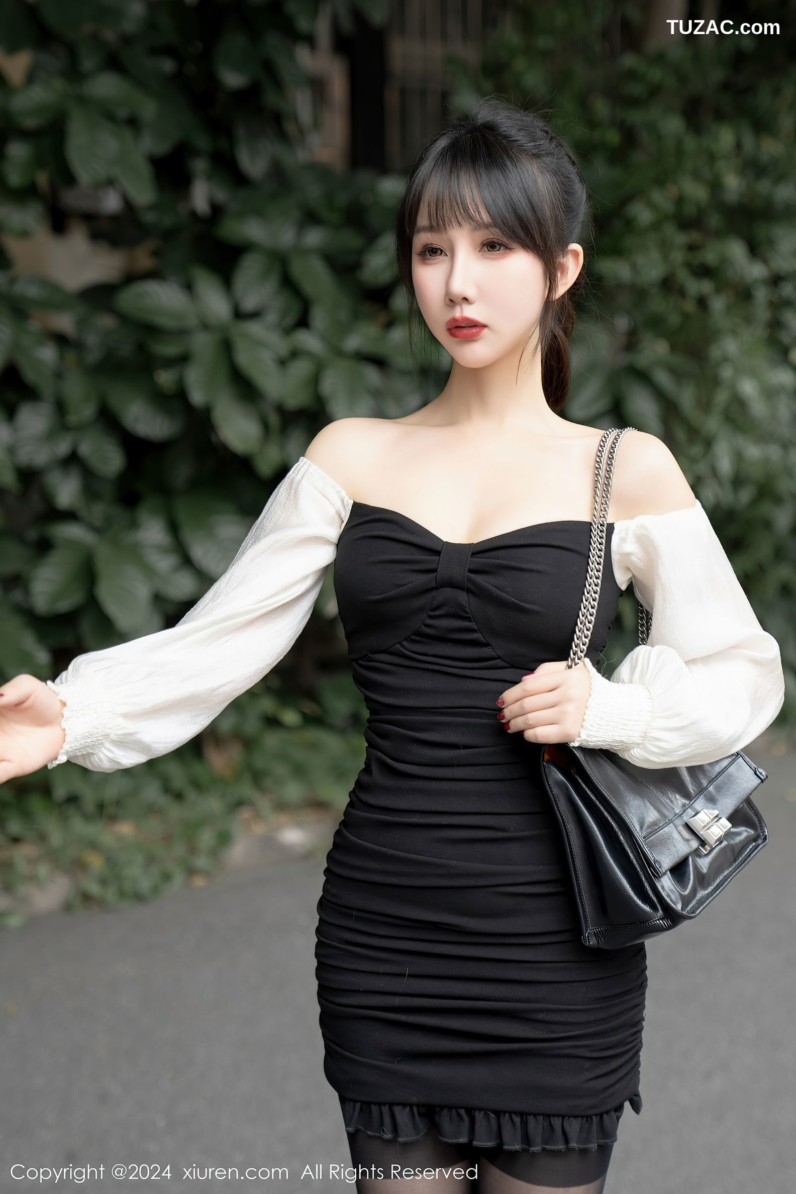 XiuRen秀人网-7930-波巧酱-Al女友黑短裙银色胶带遮点爆乳-2024.01.09