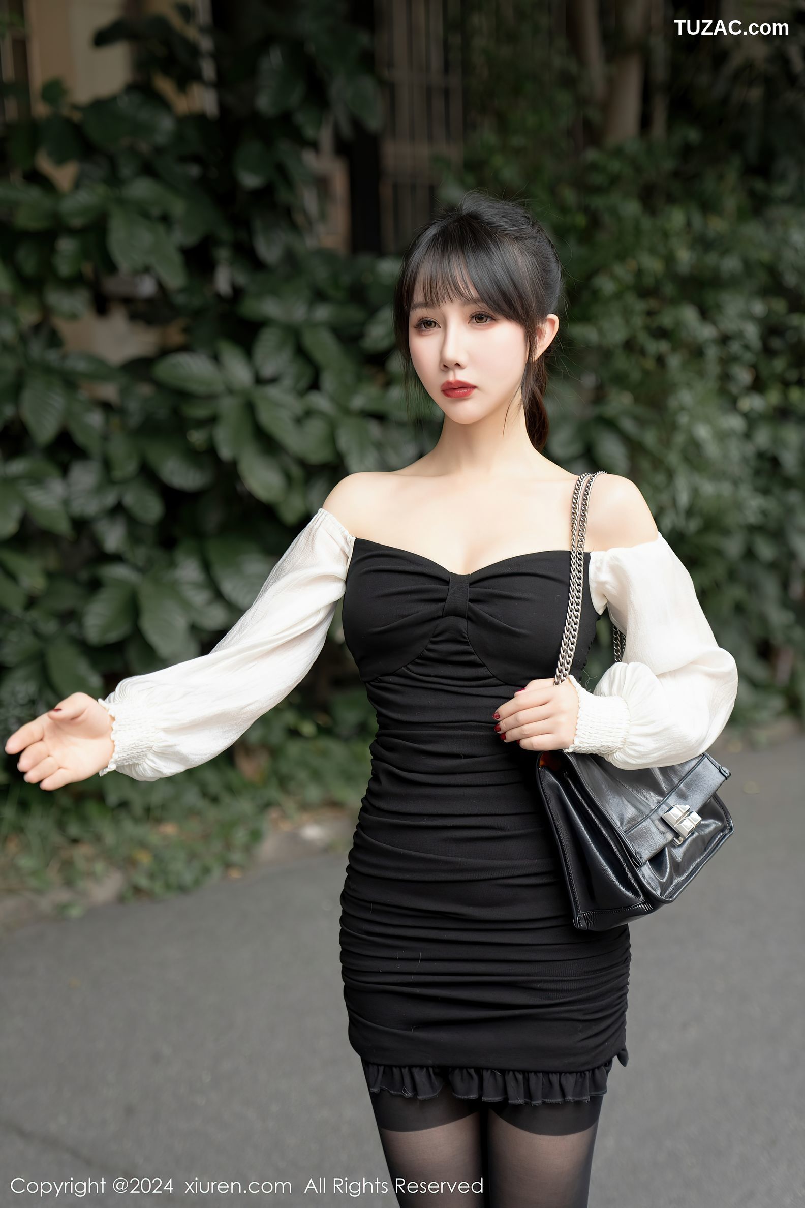 XiuRen秀人网-7930-波巧酱-Al女友黑短裙银色胶带遮点爆乳-2024.01.09