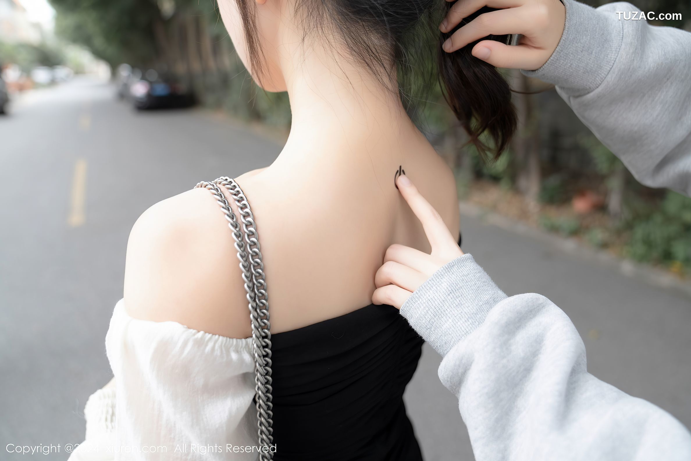 XiuRen秀人网-7930-波巧酱-Al女友黑短裙银色胶带遮点爆乳-2024.01.09