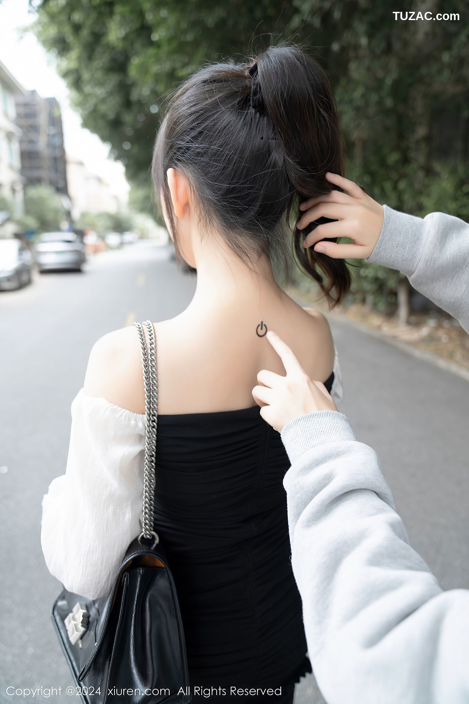 XiuRen秀人网-7930-波巧酱-Al女友黑短裙银色胶带遮点爆乳-2024.01.09