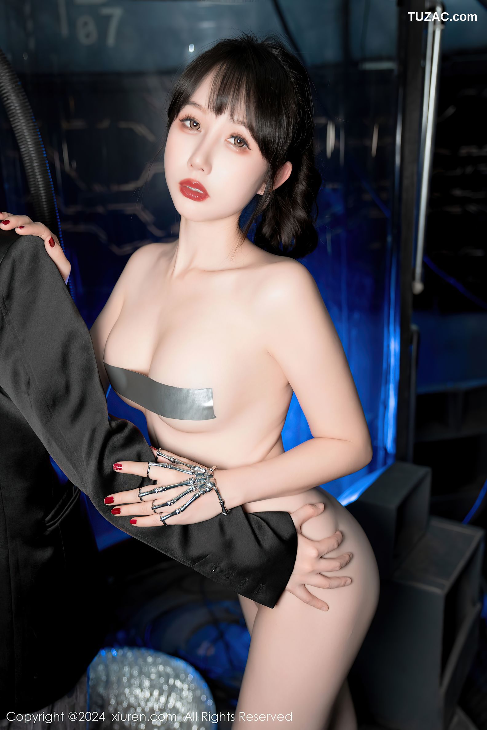 XiuRen秀人网-7930-波巧酱-Al女友黑短裙银色胶带遮点爆乳-2024.01.09