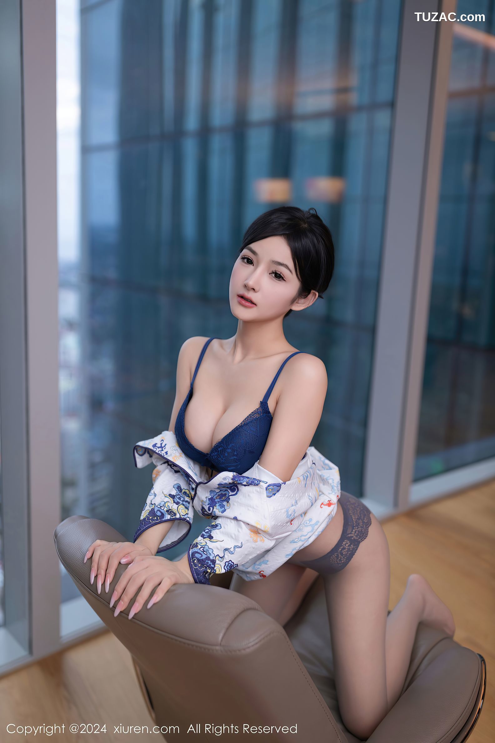 XiuRen秀人网-7933-谭小灵-白色印花短旗袍深蓝内衣-2024.01.09