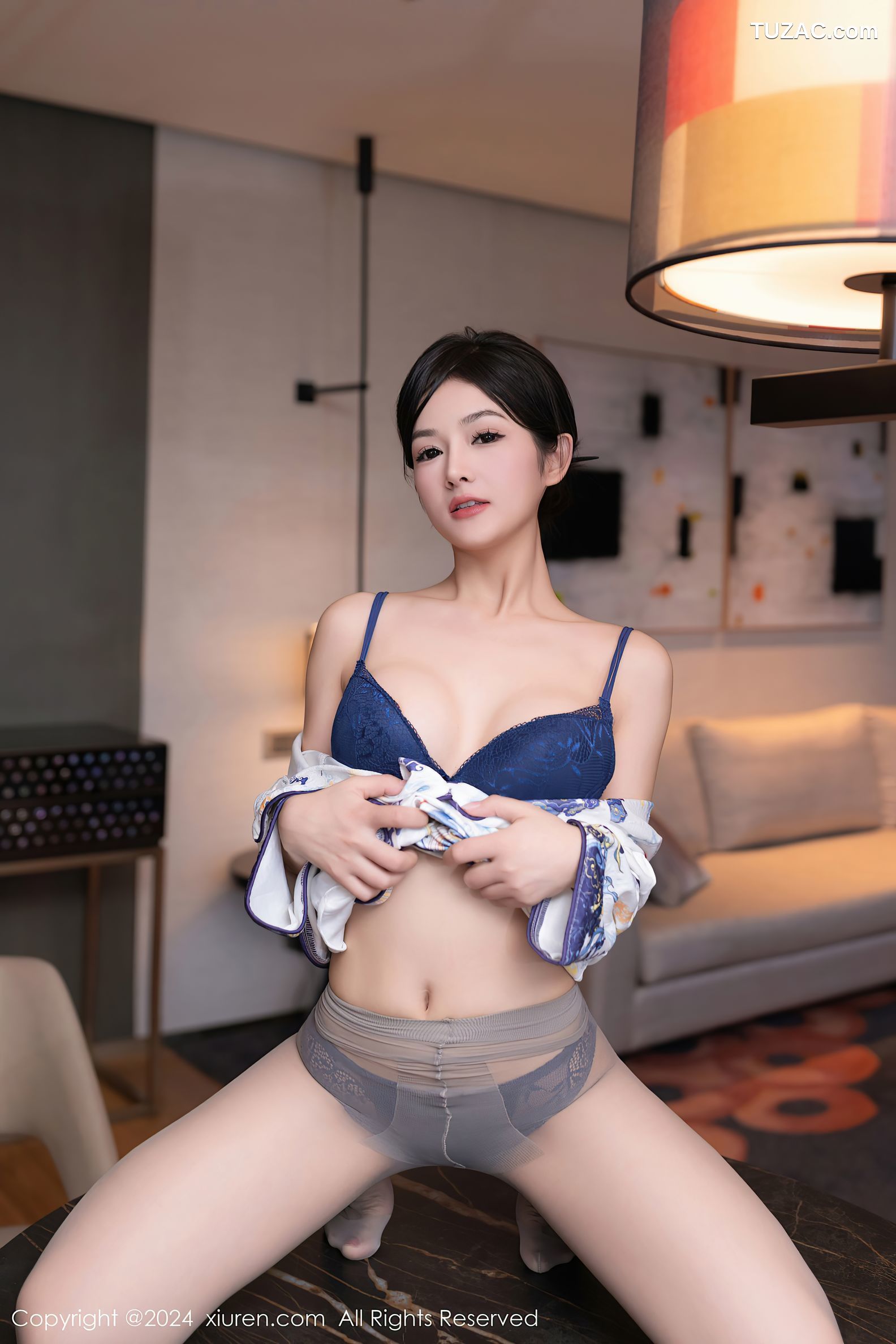 XiuRen秀人网-7933-谭小灵-白色印花短旗袍深蓝内衣-2024.01.09