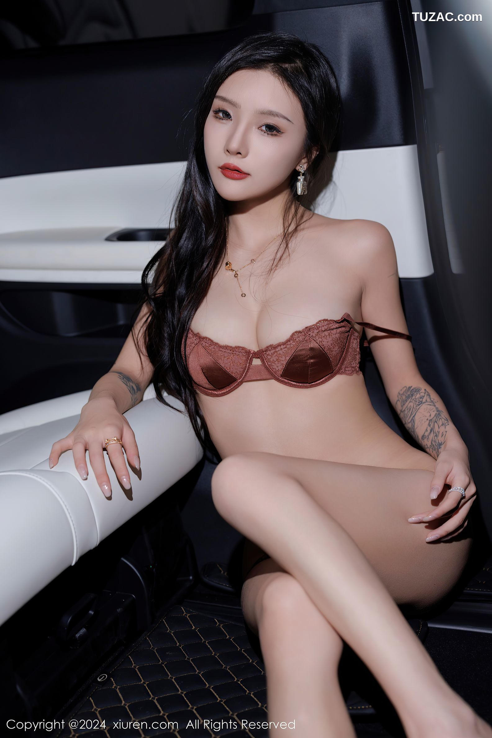 XiuRen秀人网-7942-七七kiko-黑色连衣短裙褐色内衣车内场景-2024.01.11