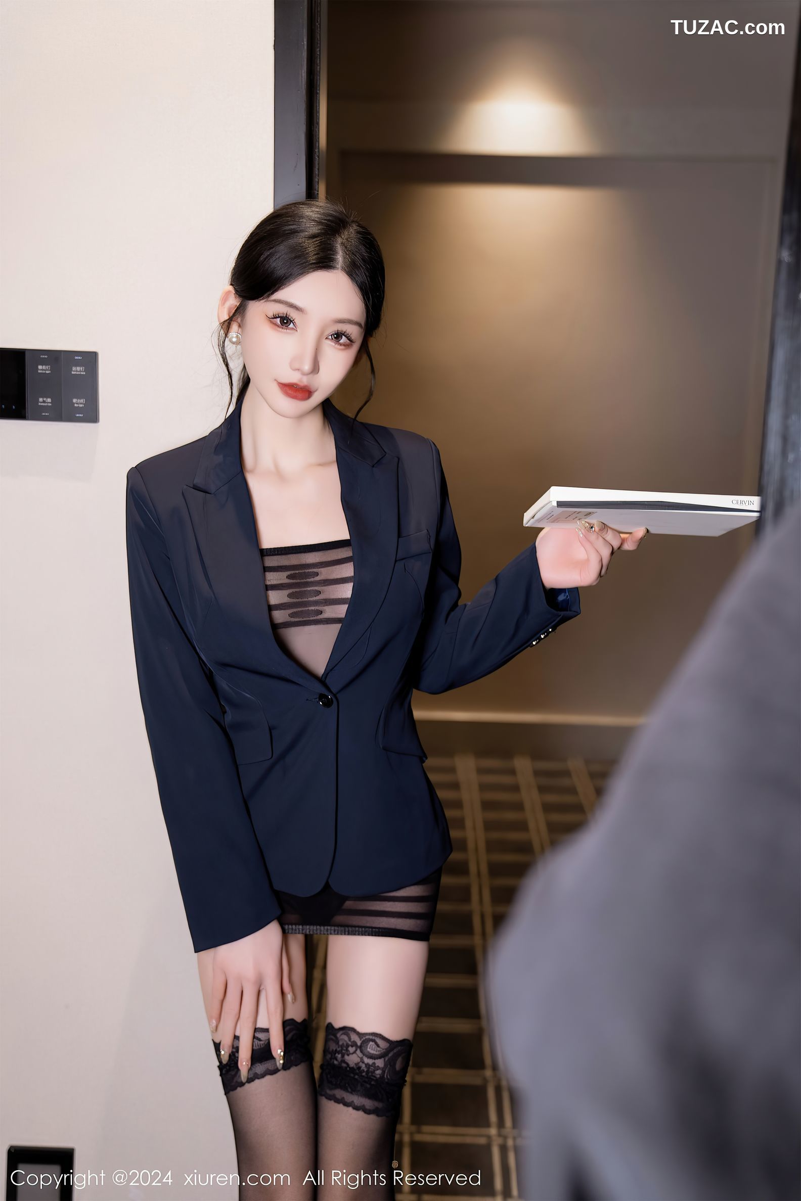 XiuRen秀人网-7956-周于希Sally-OL主题《丝袜销售员》透视内衣黑丝-2024.01.12