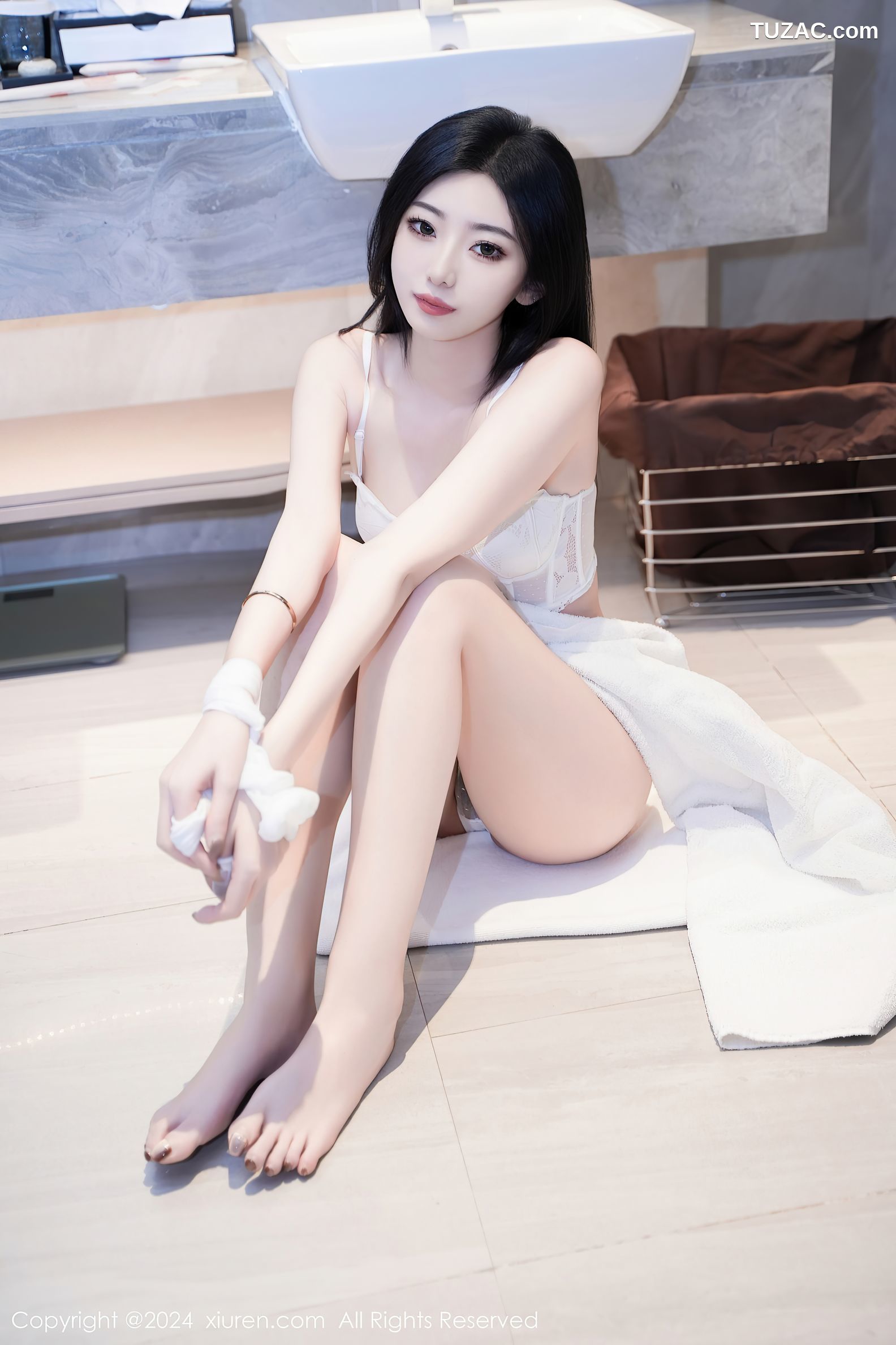 XiuRen秀人网-7960-安琪Yee-安琪-Yee-白色睡袍白色蕾丝内衣-2024.01.15