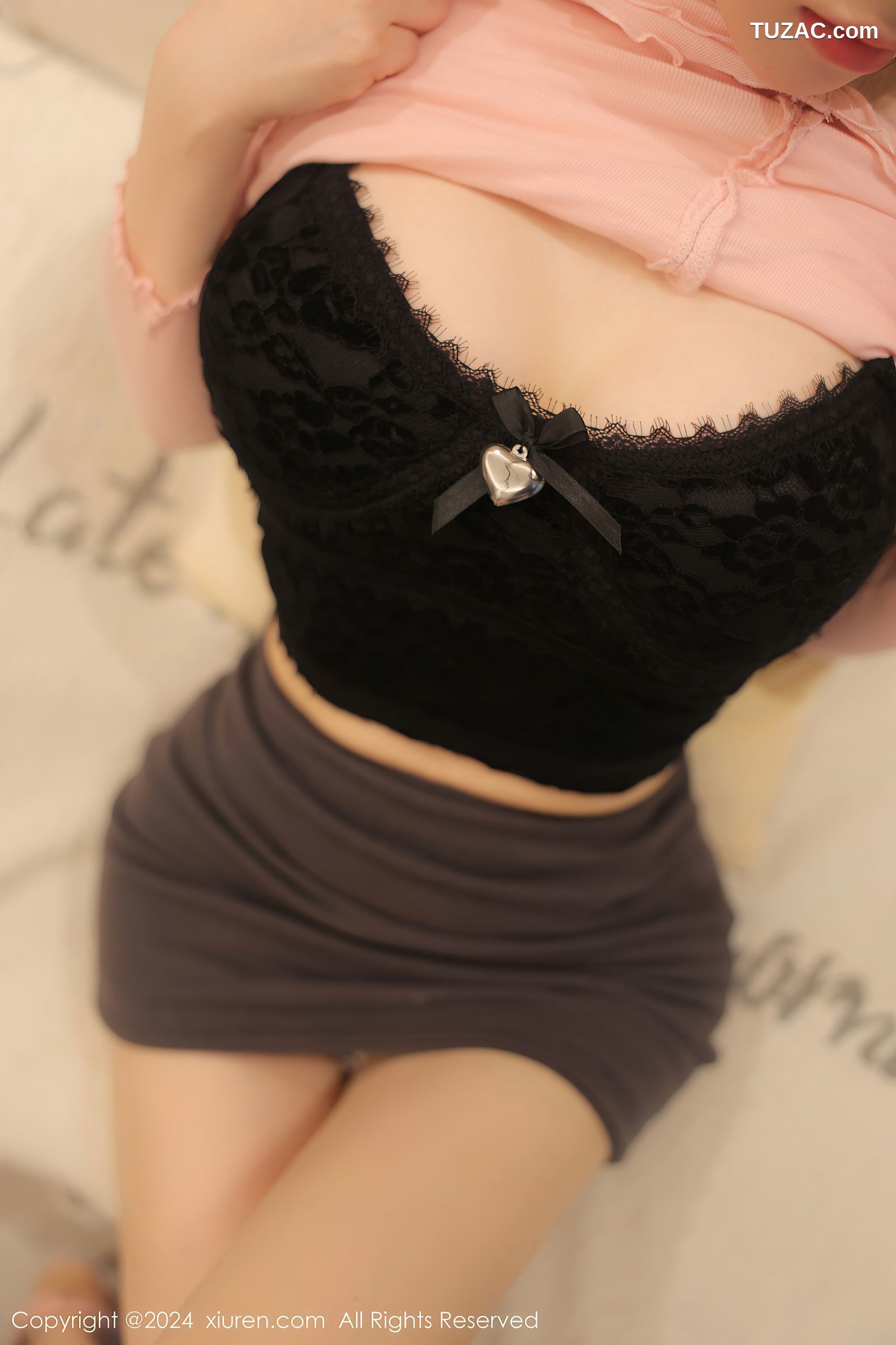 XiuRen秀人网-7974-雨儿酱eve-淡粉上衣深灰短裙黑色内衣-2024.01.17