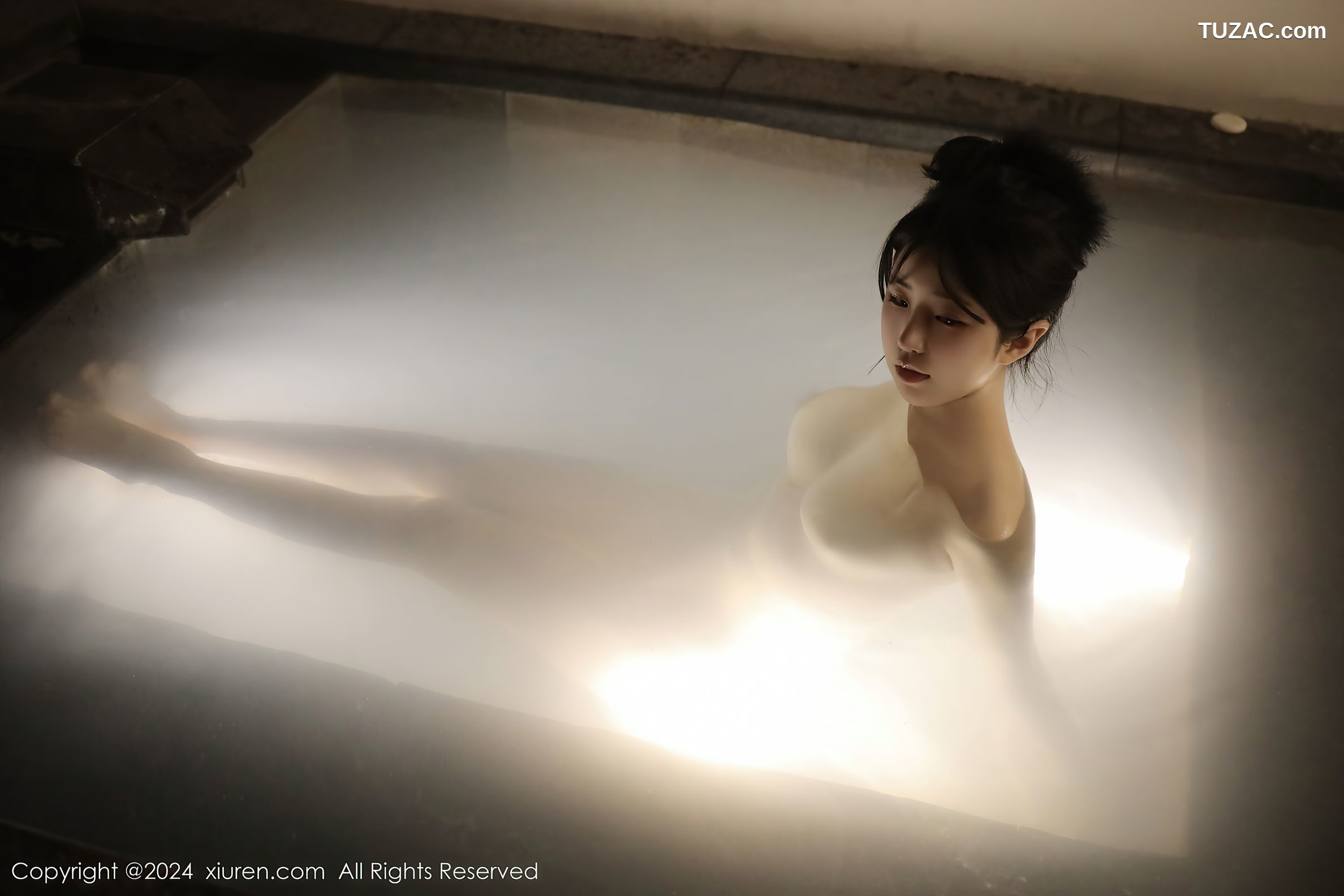 XiuRen秀人网-7977-陈小花-温泉场景大尺度爆乳-2024.01.18