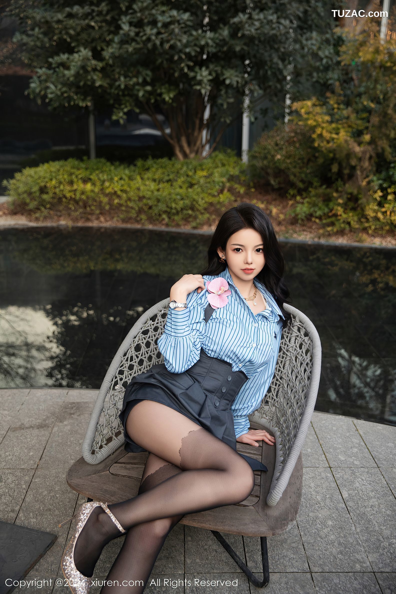 XiuRen秀人网-7979-大美妞儿-蓝衬衫灰短裙黑丝珍珠内裤爆乳-2024.01.18