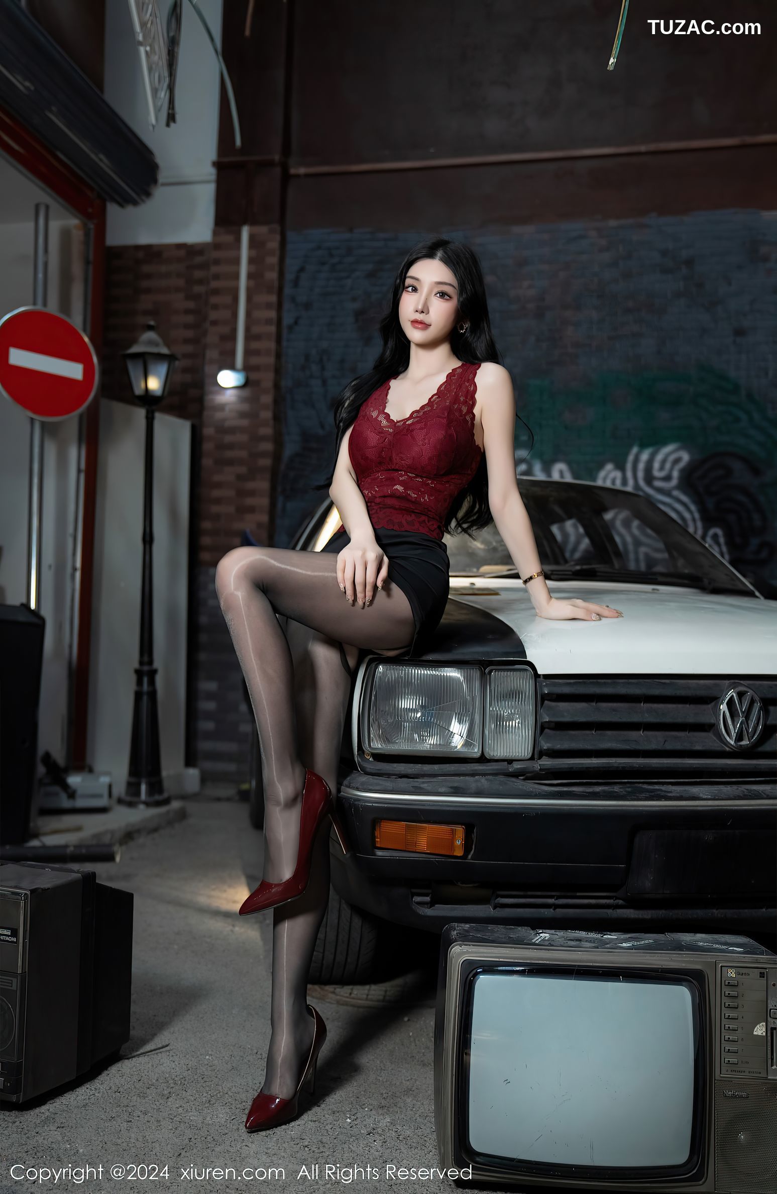 XiuRen秀人网-7993-周于希Sally-主题《想要一场车震》红蕾丝黑短裙黑丝-2024.01.19