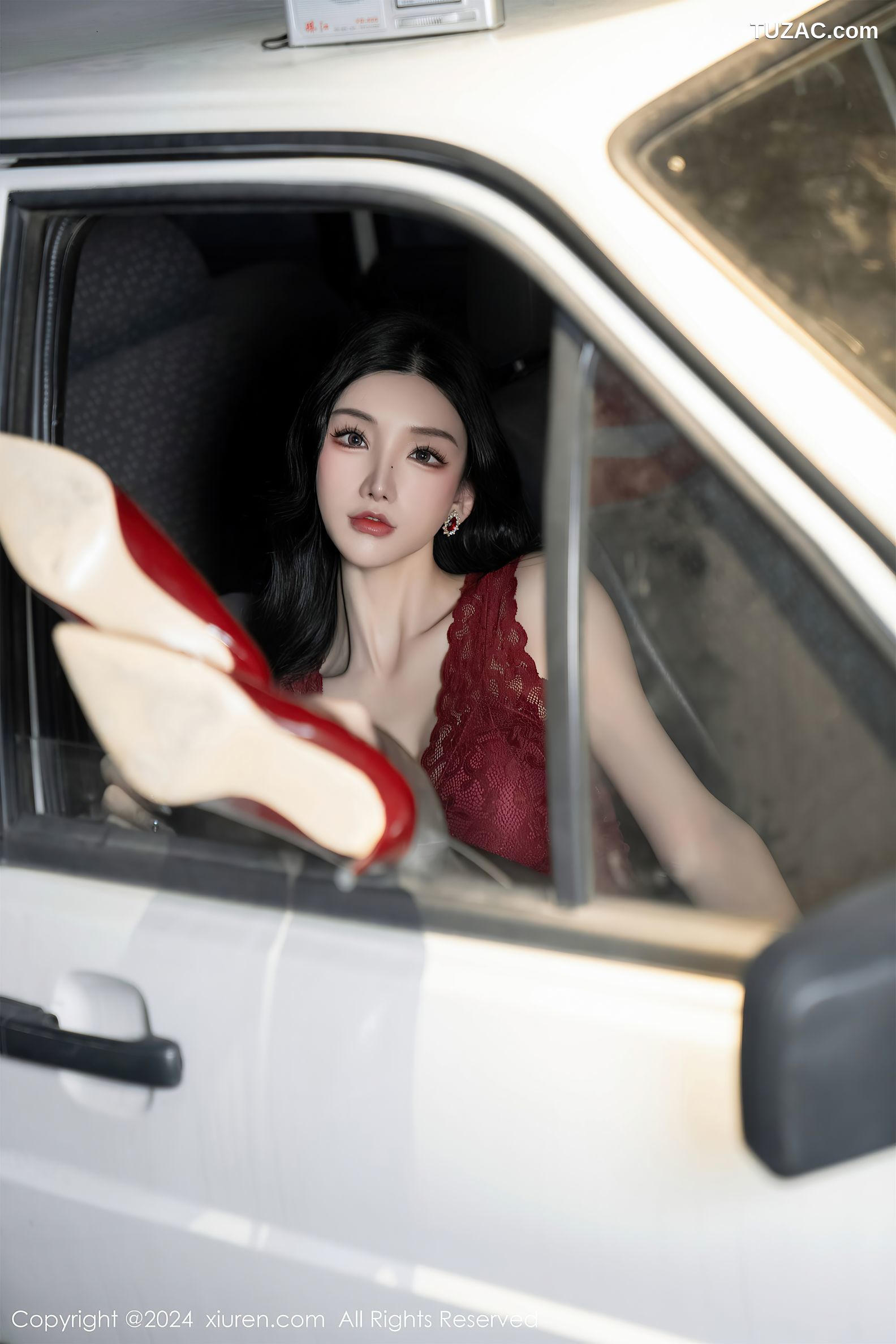 XiuRen秀人网-7993-周于希Sally-主题《想要一场车震》红蕾丝黑短裙黑丝-2024.01.19