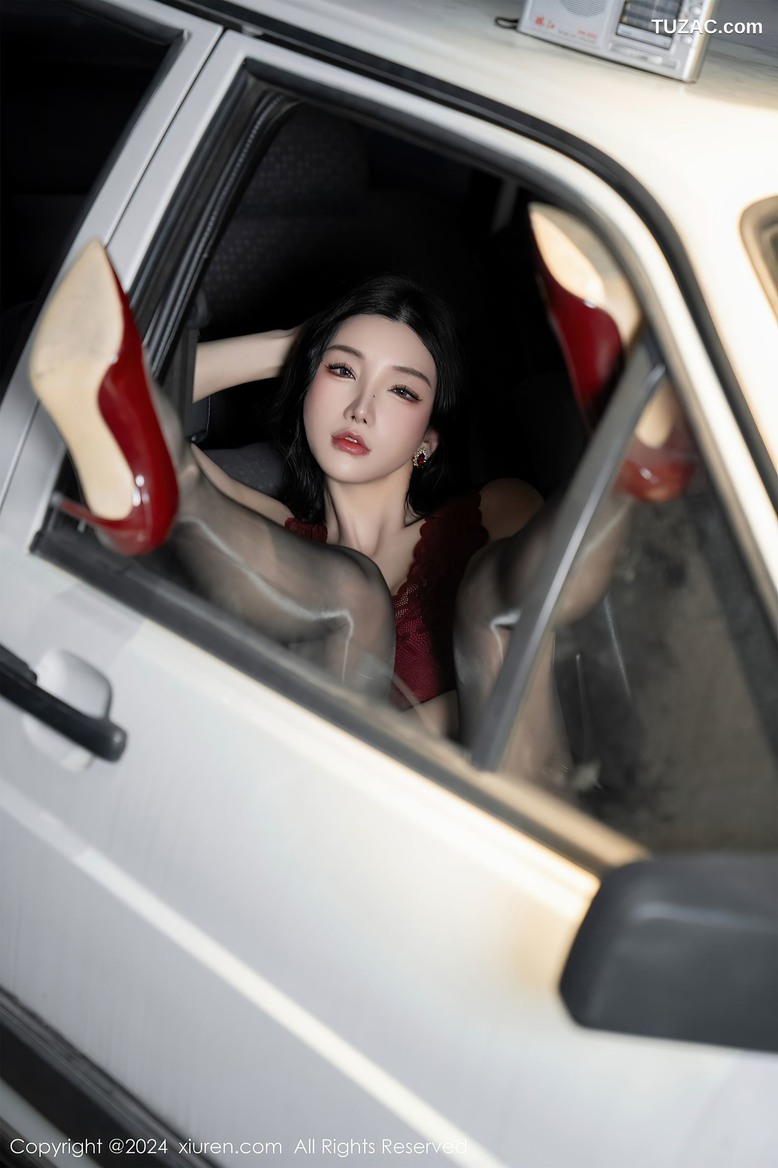 XiuRen秀人网-7993-周于希Sally-主题《想要一场车震》红蕾丝黑短裙黑丝-2024.01.19