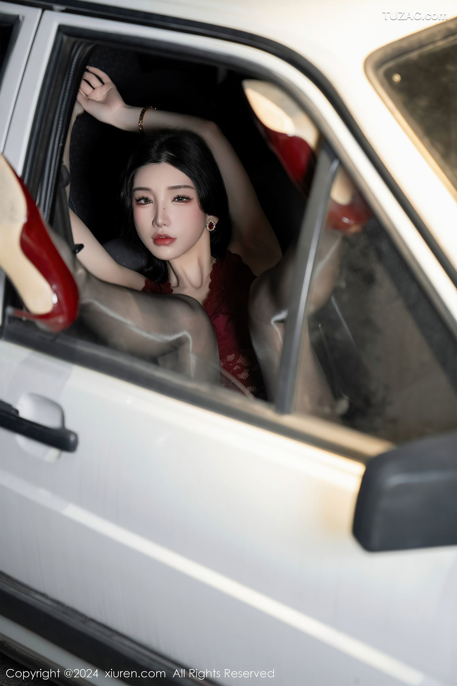 XiuRen秀人网-7993-周于希Sally-主题《想要一场车震》红蕾丝黑短裙黑丝-2024.01.19