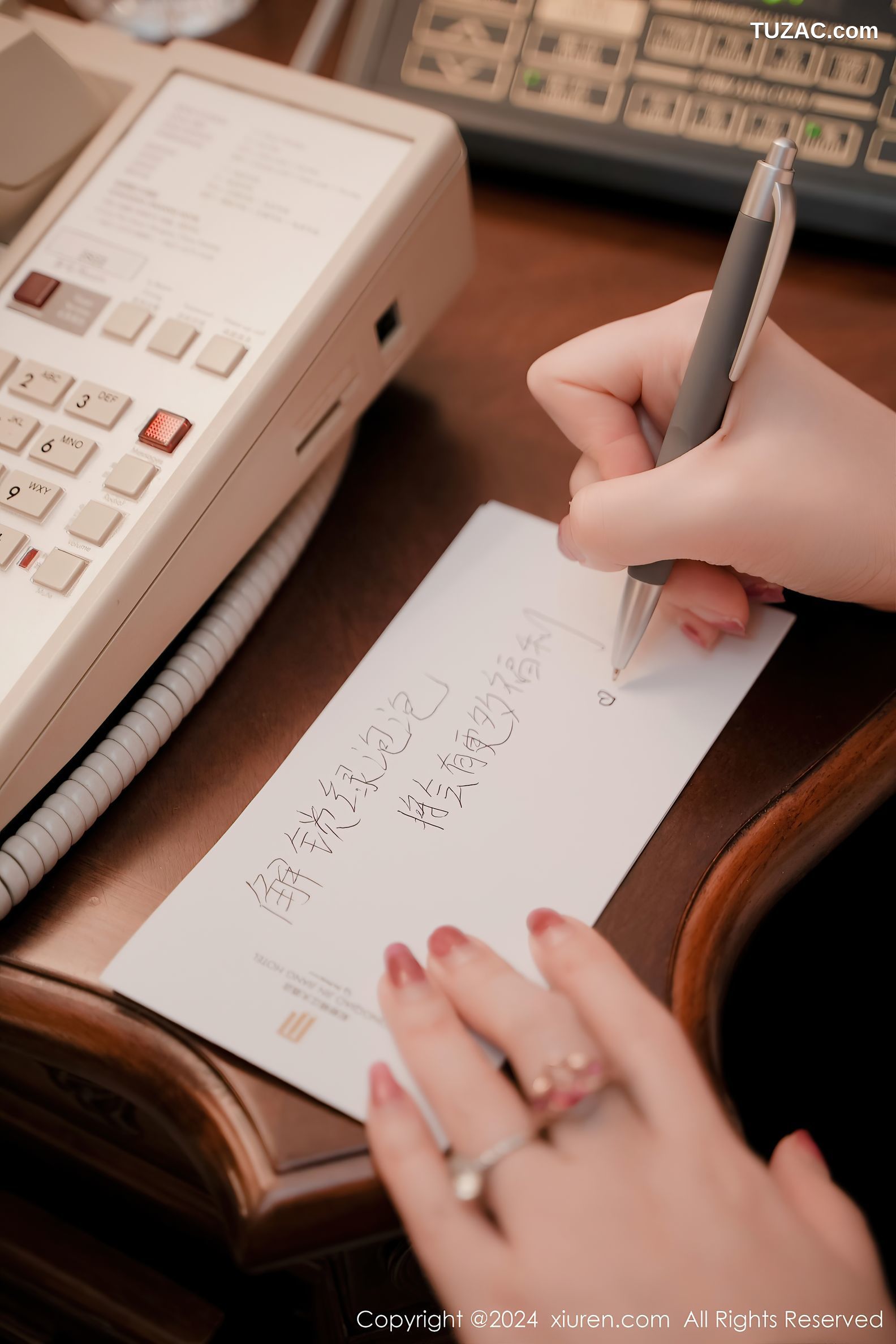 XiuRen秀人网-8003-Yuki鱼儿-红色兔子装黑丝-2024.01.23