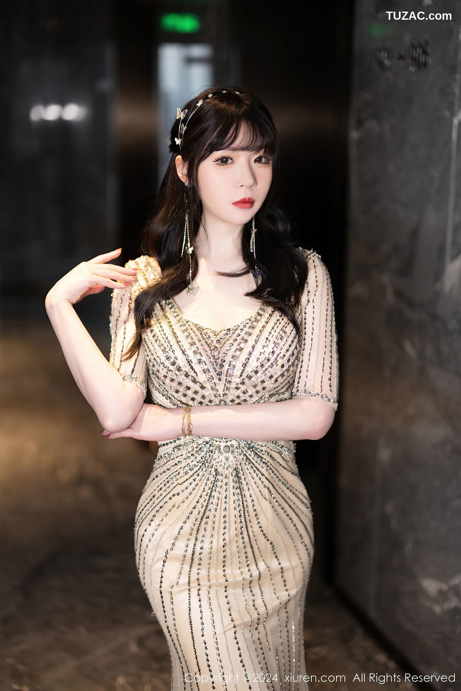 XiuRen秀人网-8014-梦心玥-金色露背长礼裙白色内衣肉丝-2024.01.24