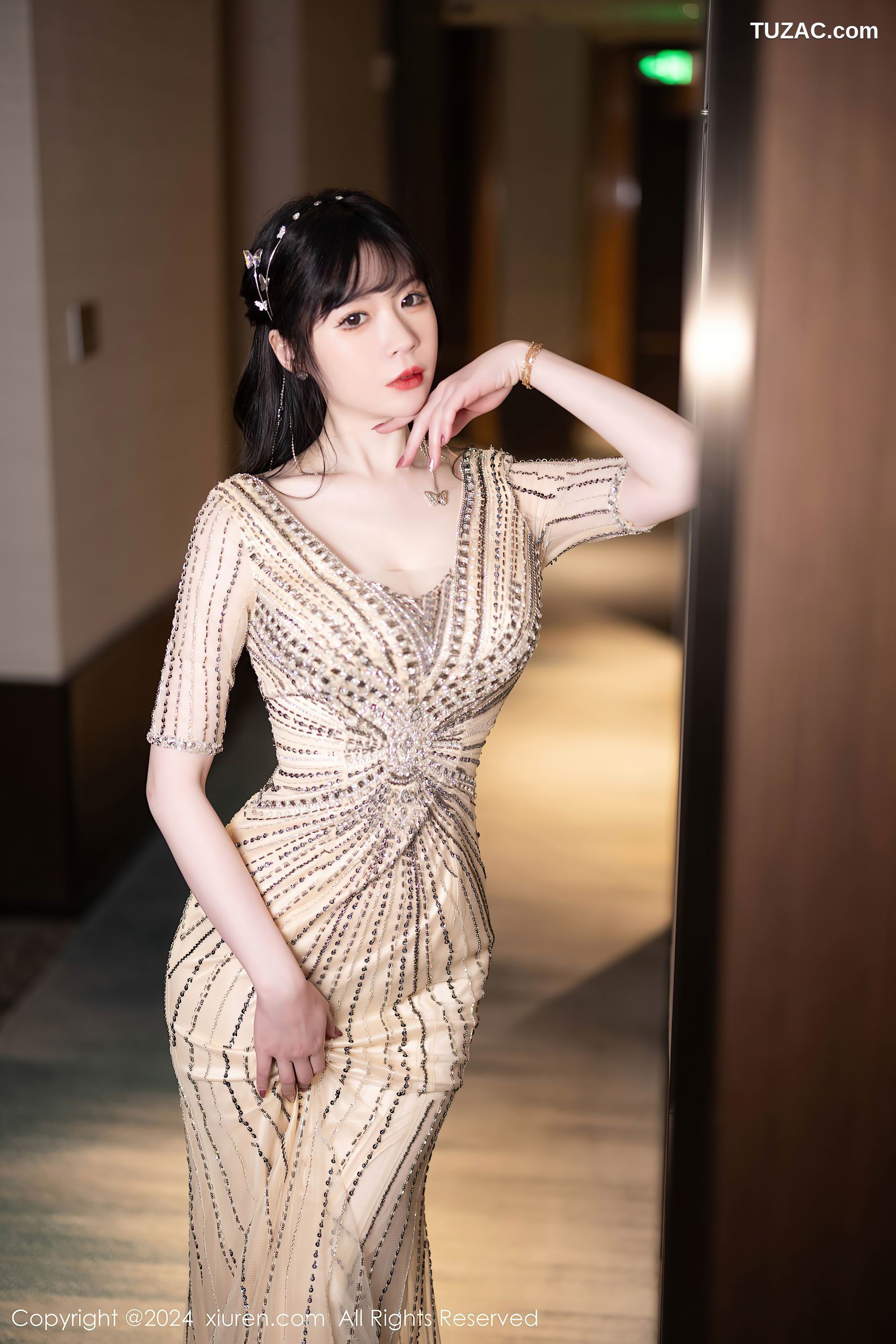 XiuRen秀人网-8014-梦心玥-金色露背长礼裙白色内衣肉丝-2024.01.24