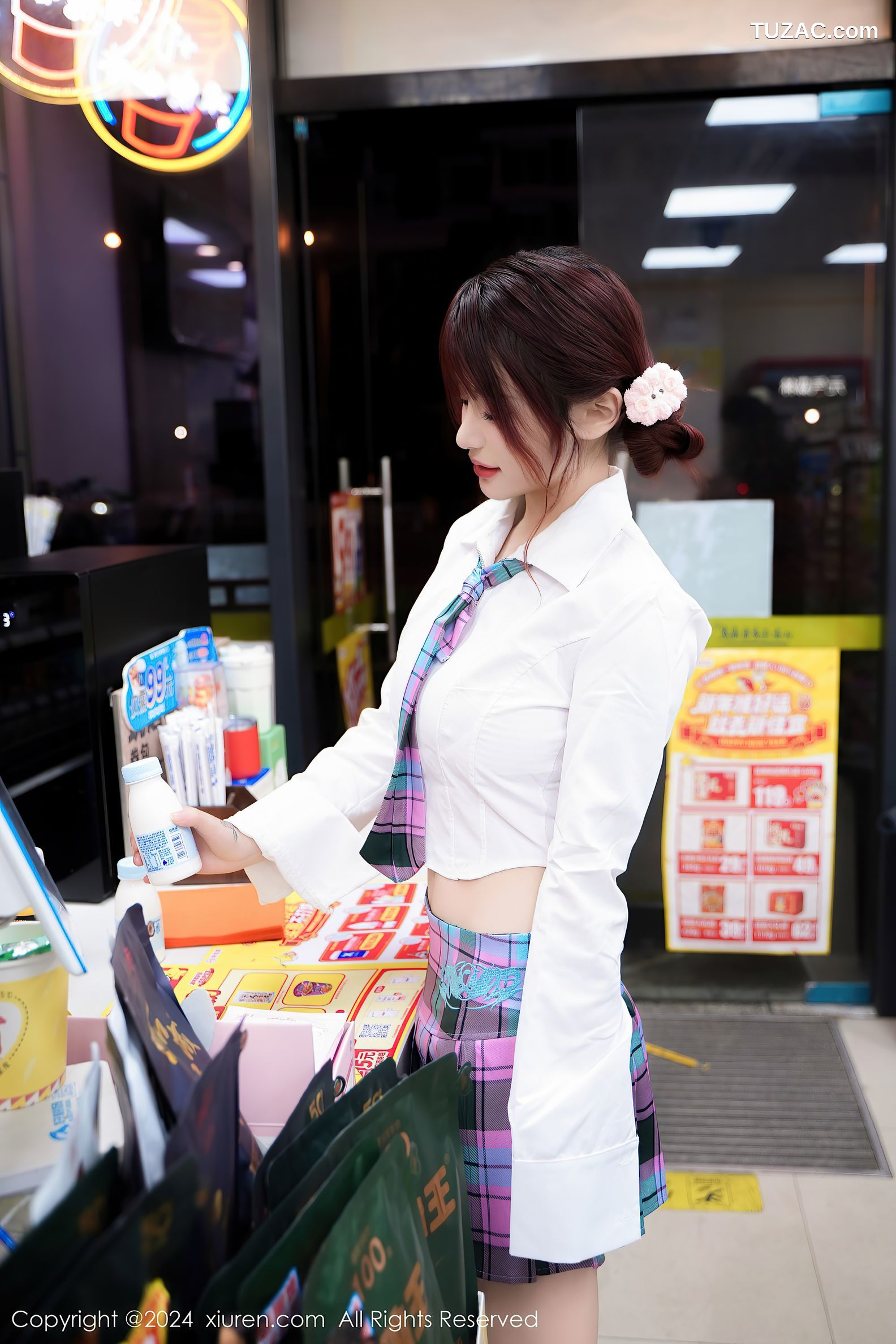 XiuRen秀人网-8015-美七Mia-白衬衫格子裙学生装超市露出-2024.01.25