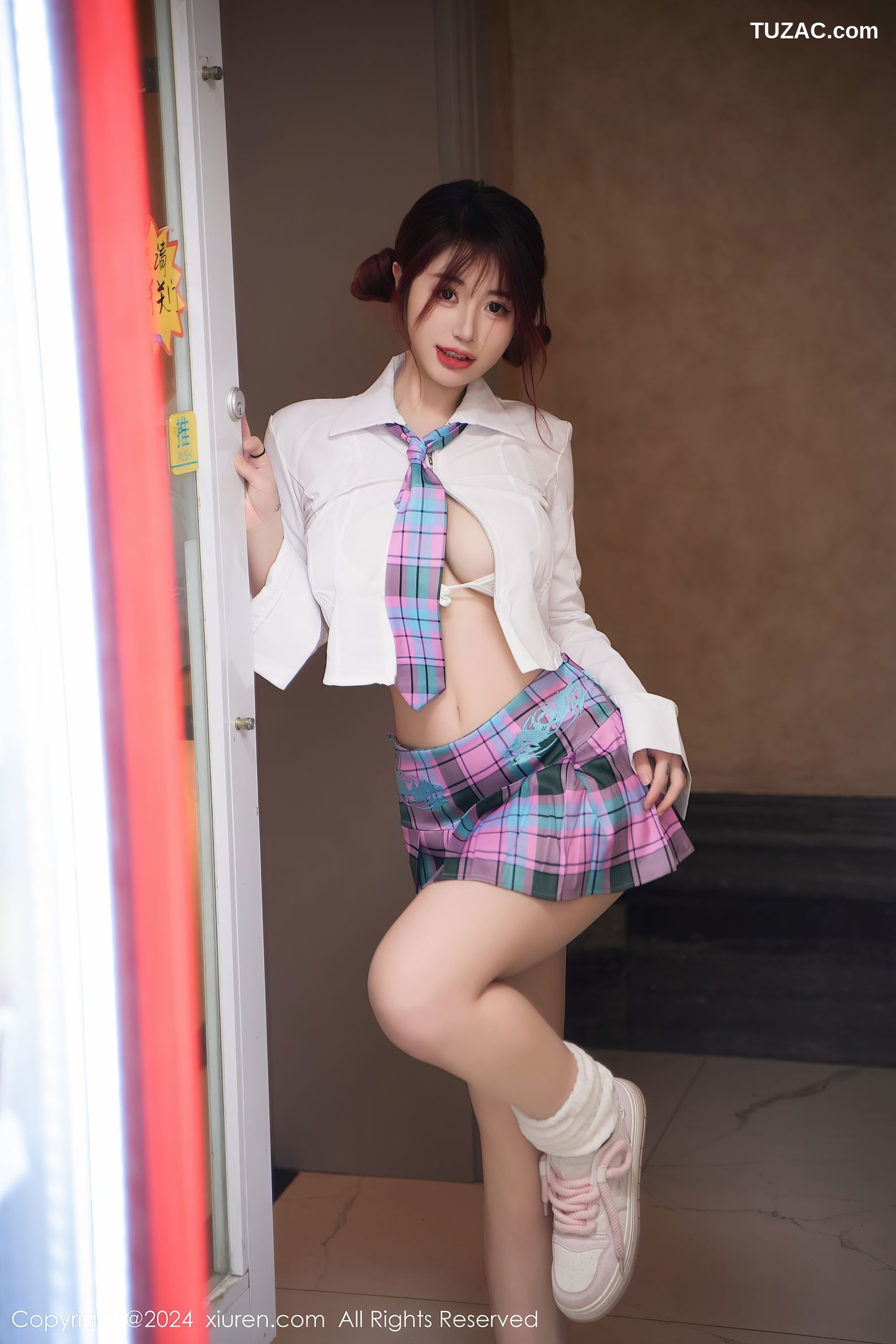 XiuRen秀人网-8015-美七Mia-白衬衫格子裙学生装超市露出-2024.01.25