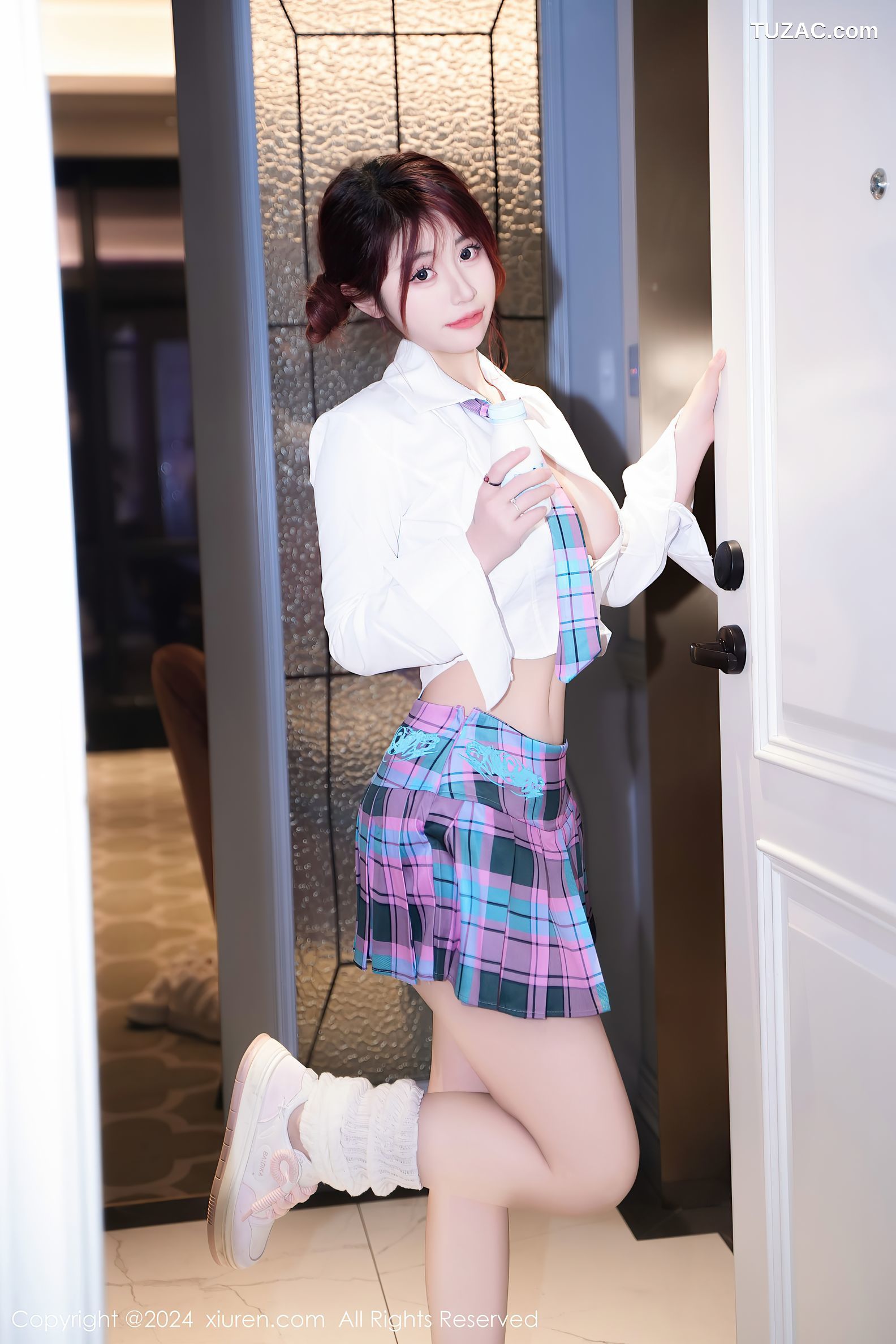 XiuRen秀人网-8015-美七Mia-白衬衫格子裙学生装超市露出-2024.01.25