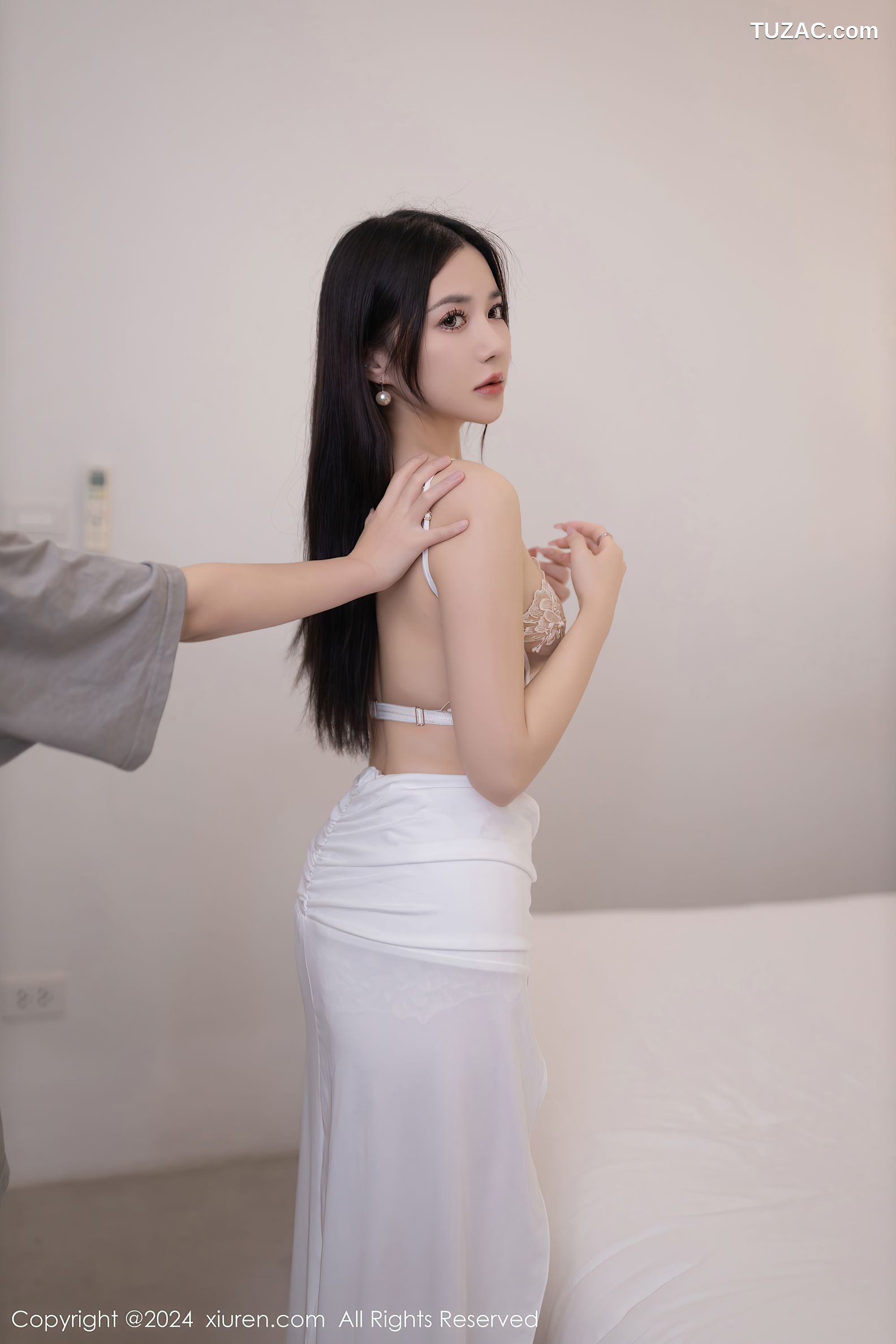 XiuRen秀人网-8026-鱼子酱Fish-白色长裙白色蕾丝内衣原色丝袜-2024.01.26