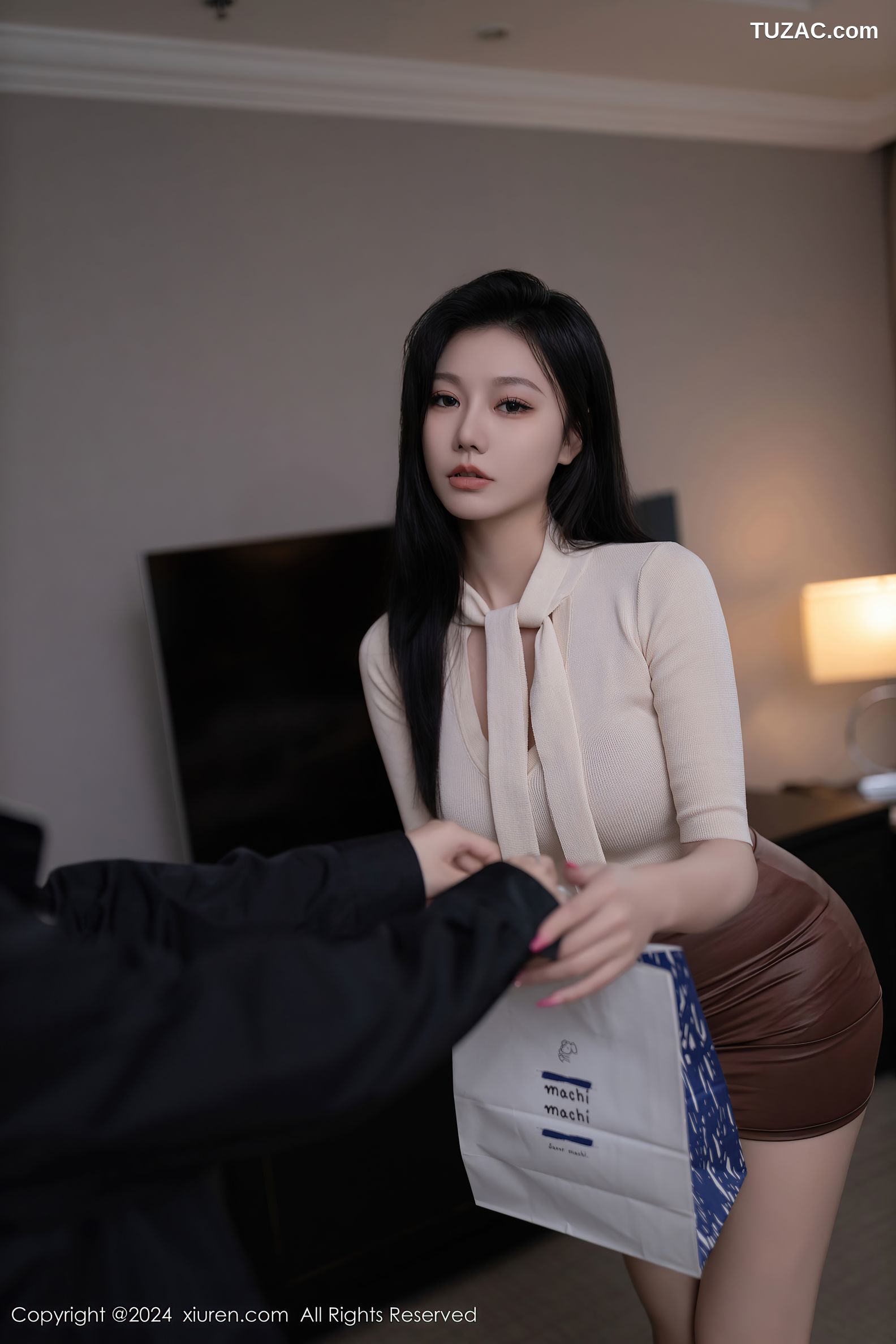 XiuRen秀人网-8072-安然anran-米色T褐色短裙爆乳诱惑-2024.02.05