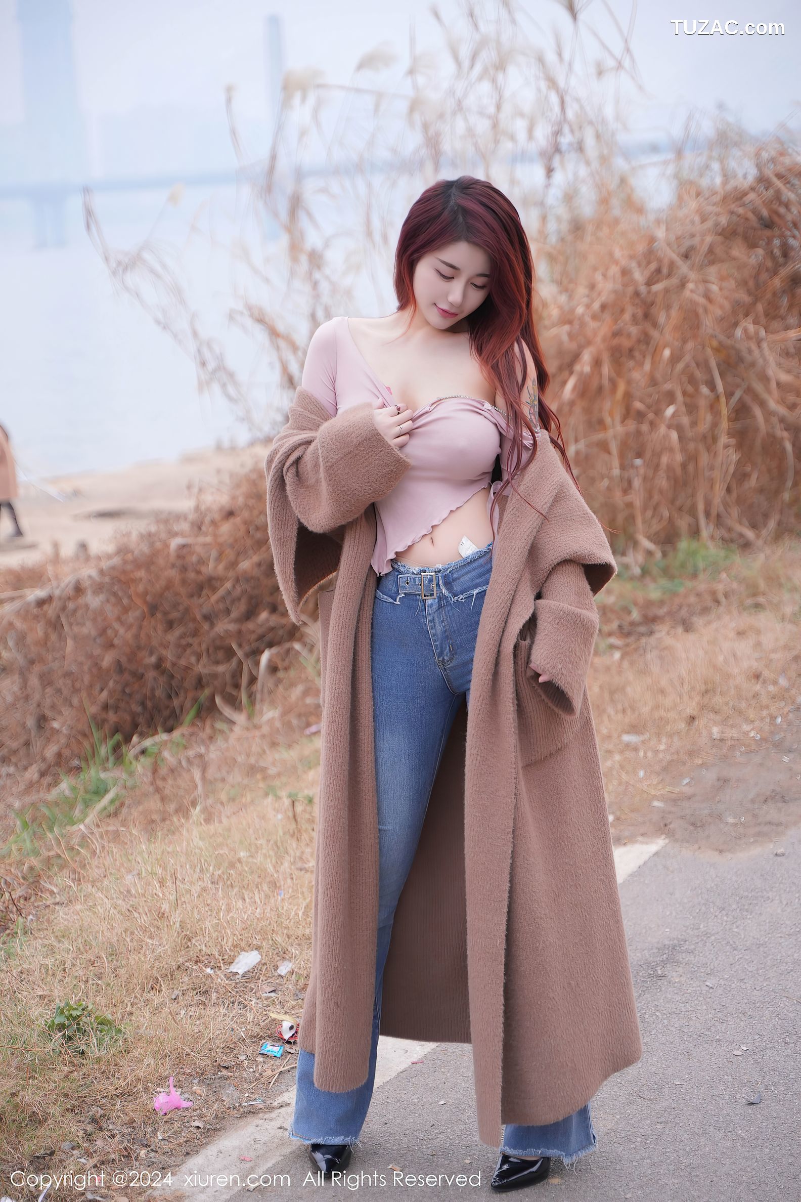 XiuRen秀人网-8076-美七Mia-粉T牛仔裤户外爆乳-2024.02.06