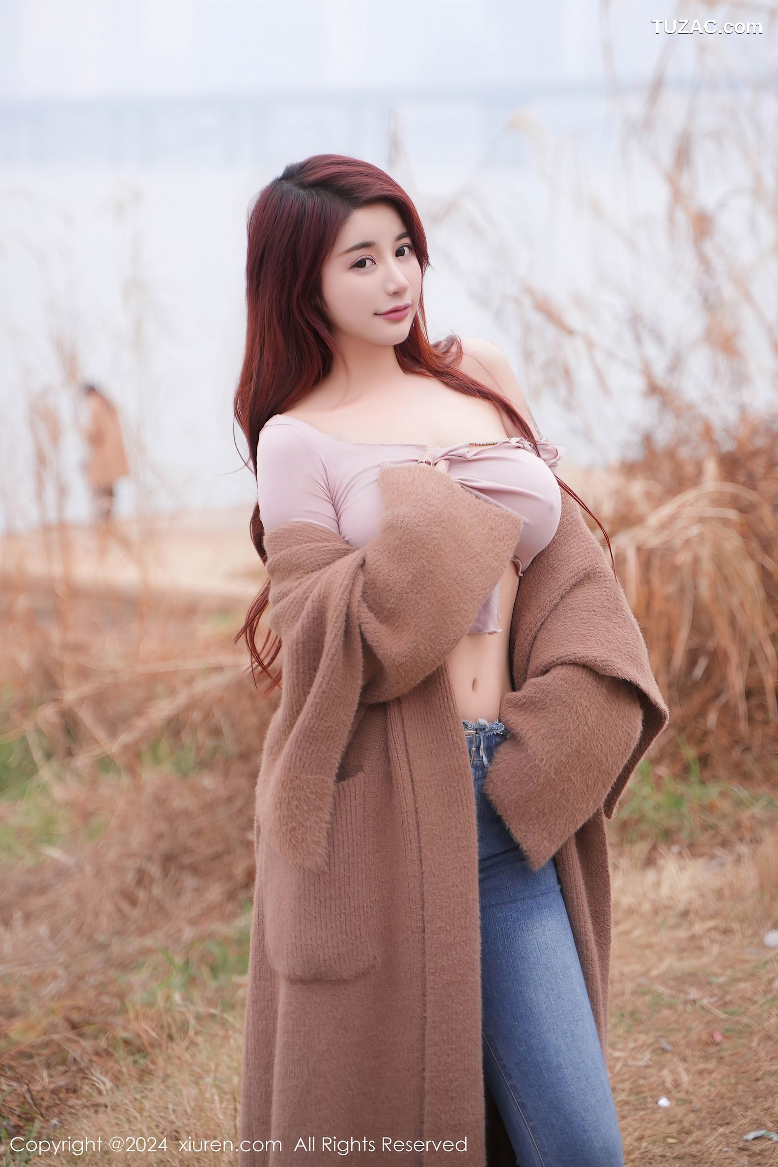 XiuRen秀人网-8076-美七Mia-粉T牛仔裤户外爆乳-2024.02.06