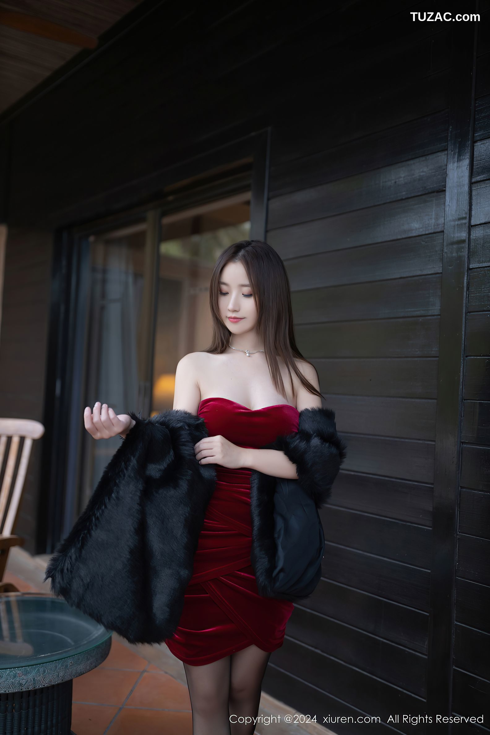 XiuRen秀人网-8077-杏子Yada-黑披肩红色抹胸连衣短裙黑丝-2024.02.06
