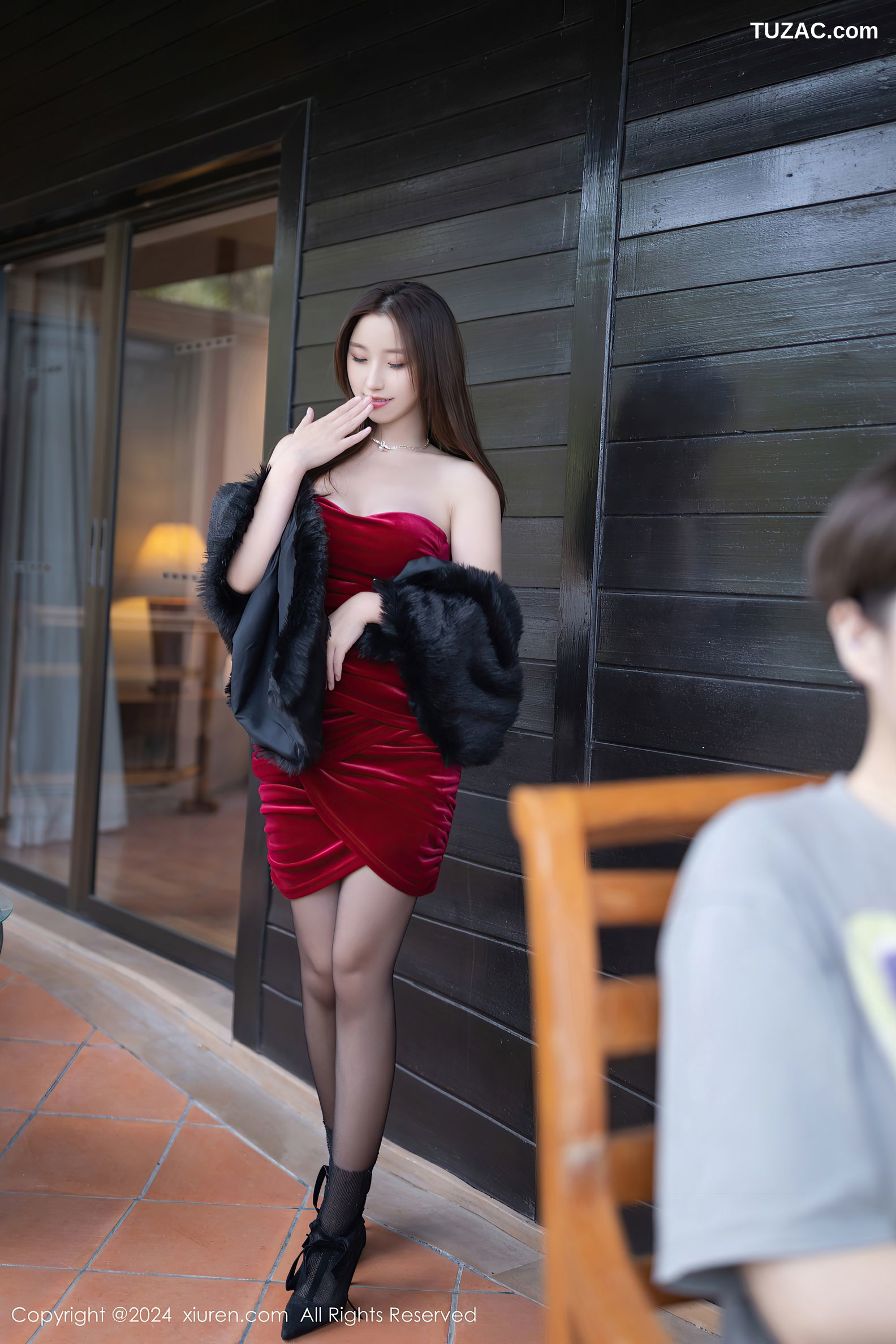 XiuRen秀人网-8077-杏子Yada-黑披肩红色抹胸连衣短裙黑丝-2024.02.06