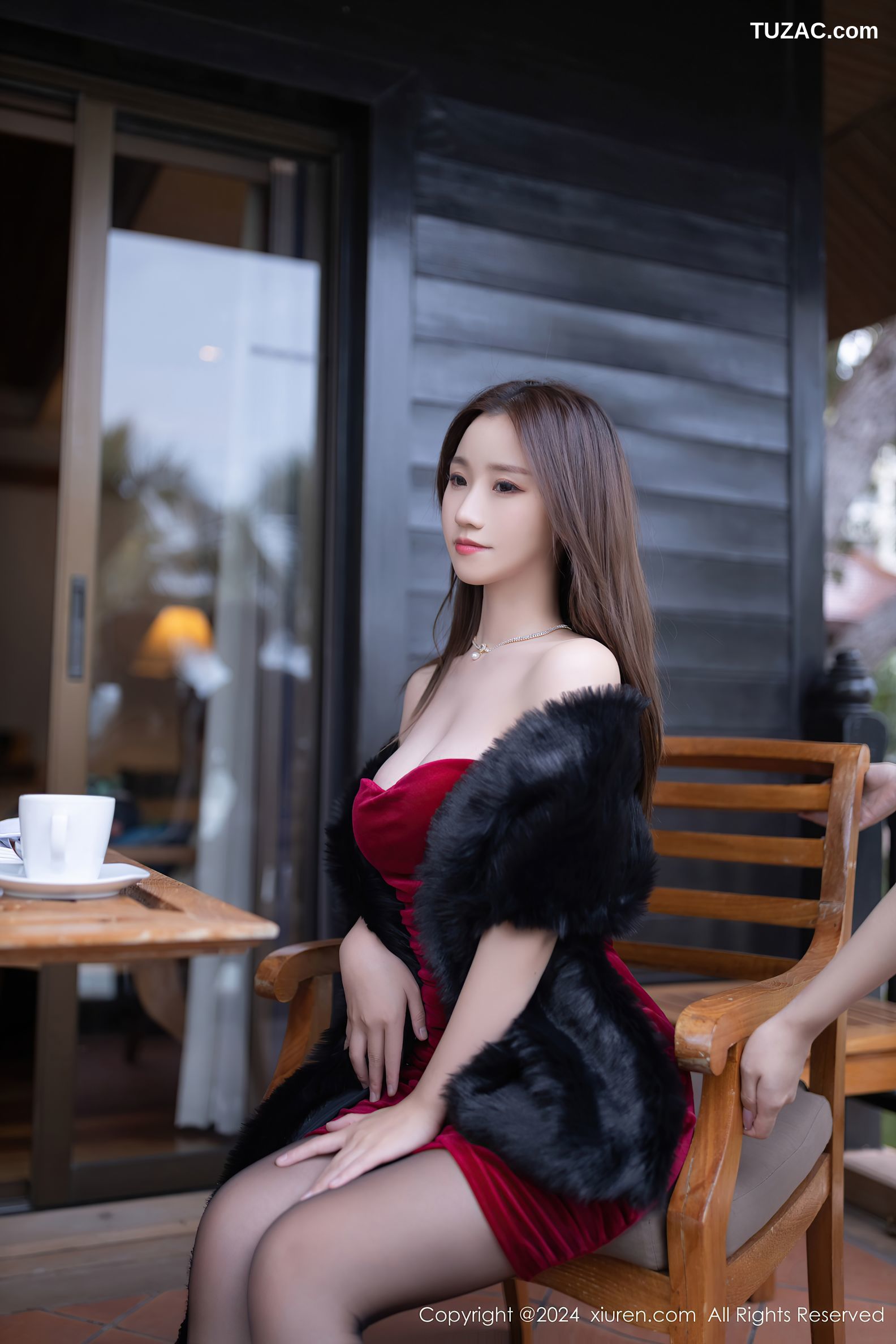 XiuRen秀人网-8077-杏子Yada-黑披肩红色抹胸连衣短裙黑丝-2024.02.06