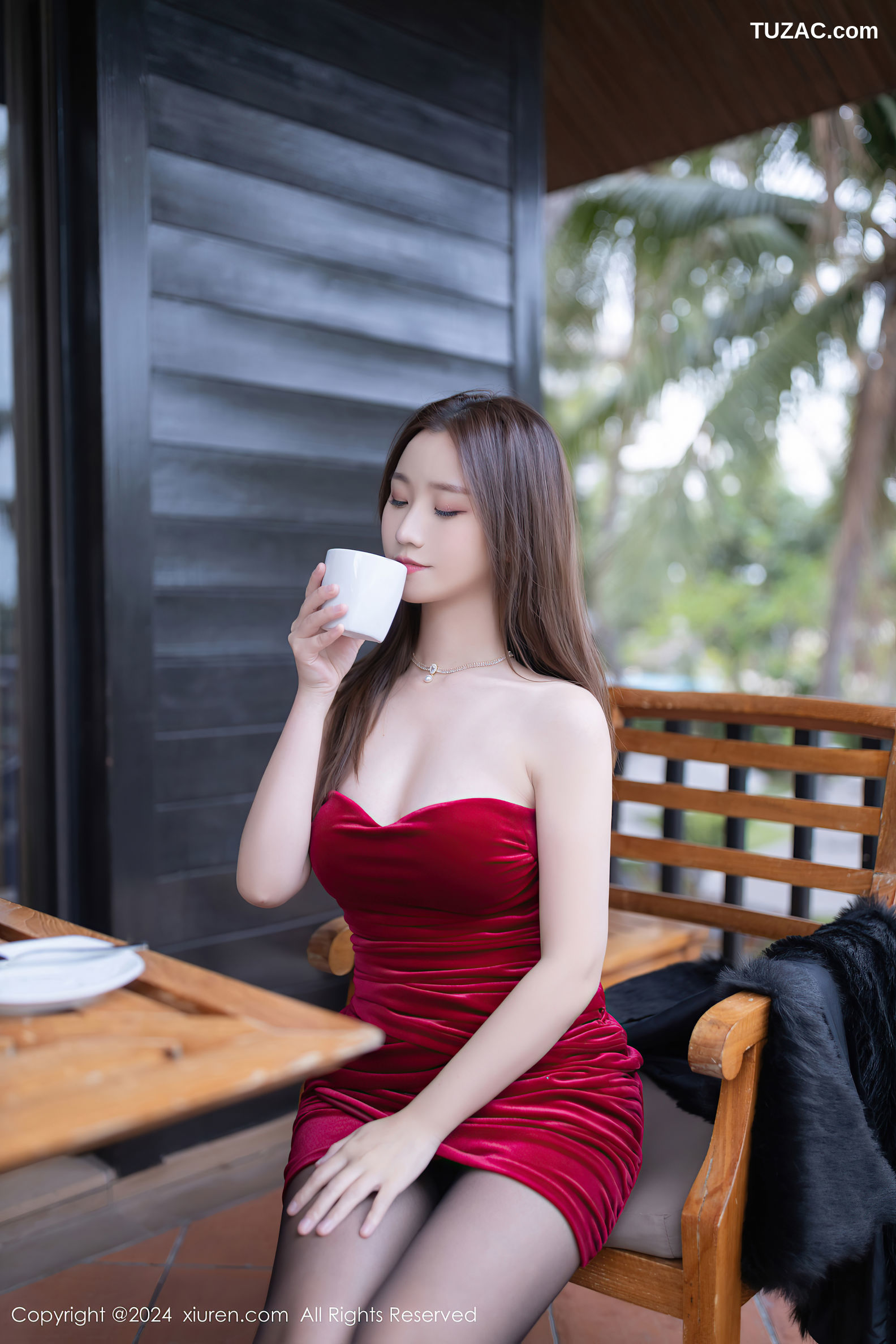 XiuRen秀人网-8077-杏子Yada-黑披肩红色抹胸连衣短裙黑丝-2024.02.06