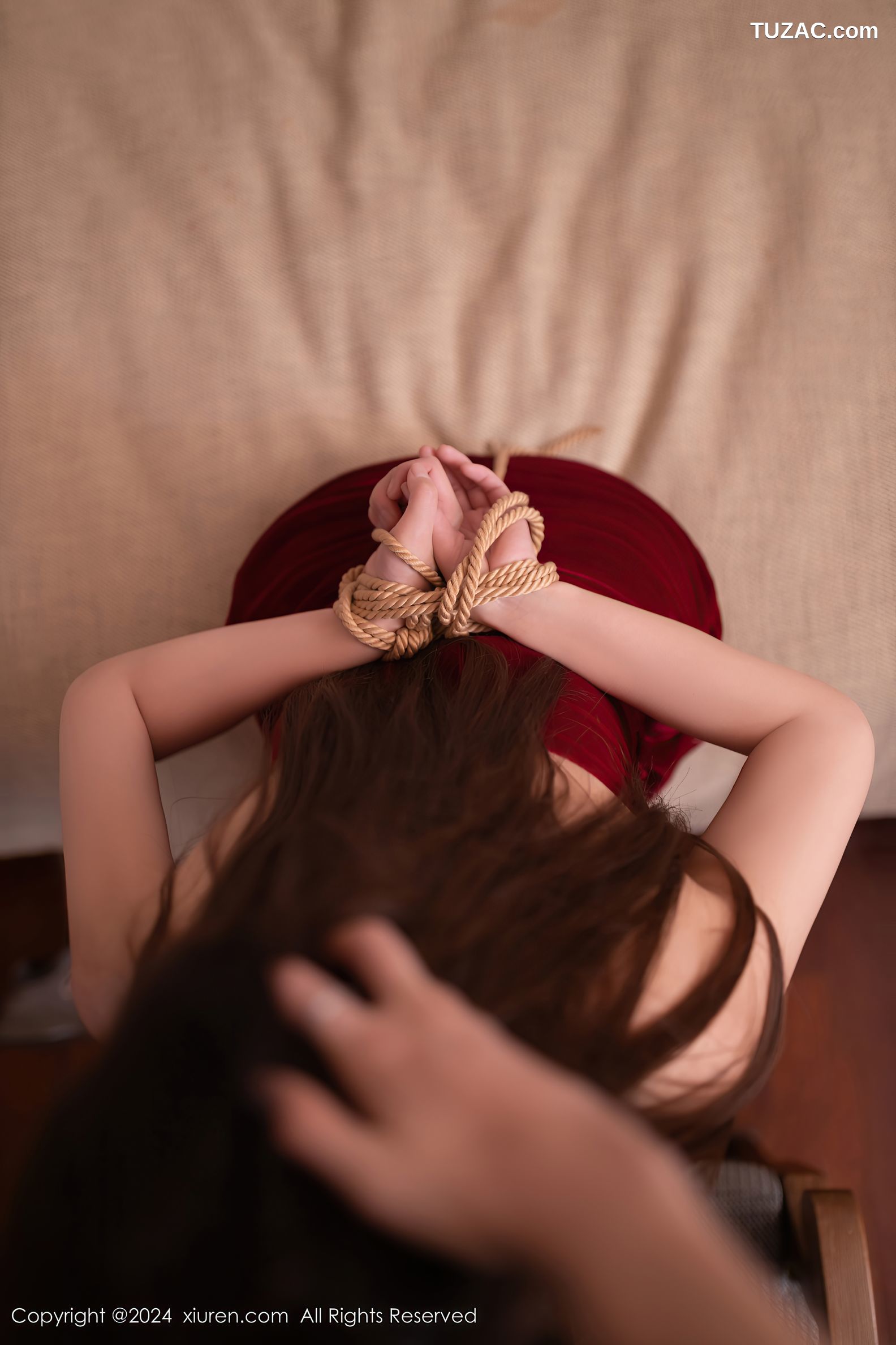 XiuRen秀人网-8077-杏子Yada-黑披肩红色抹胸连衣短裙黑丝-2024.02.06