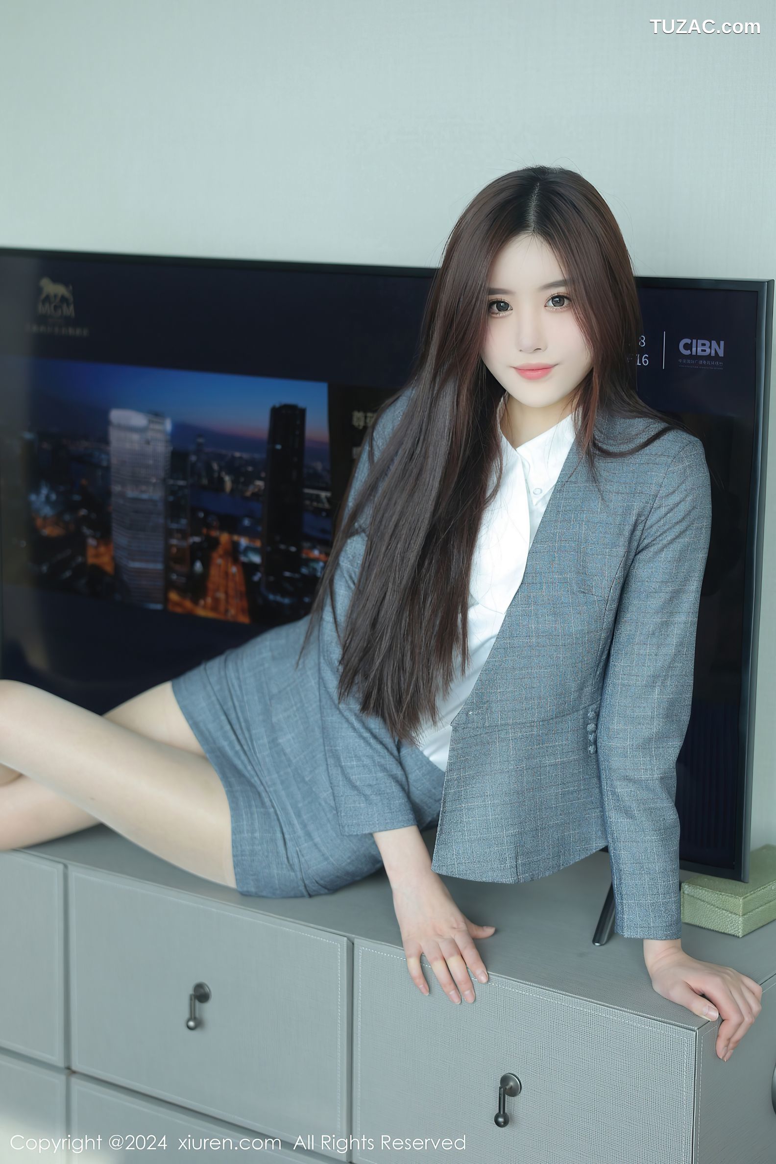 XiuRen秀人网-8081-晚苏susu-OL深灰裙装白衬衫黑色蕾丝内衣-2024.02.07