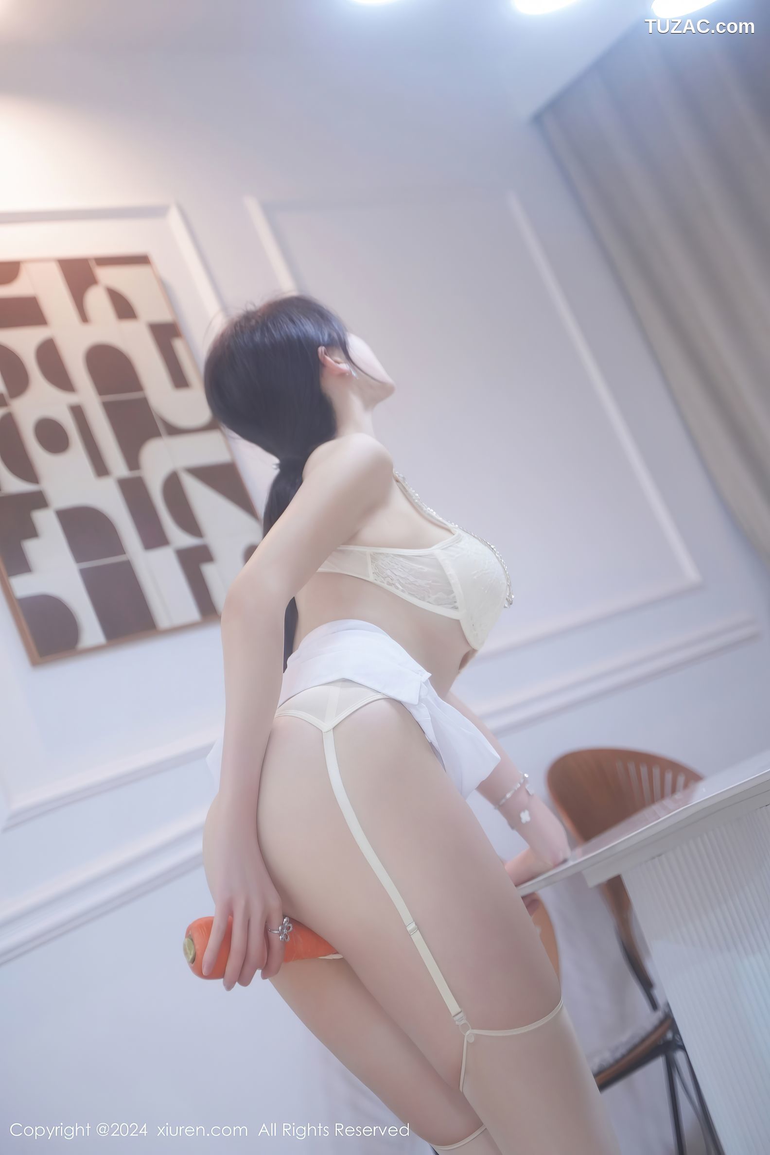 XiuRen秀人网-8083-Carol周妍希-白色长大衣人妻厨房胡萝卜自慰-2024.02.07