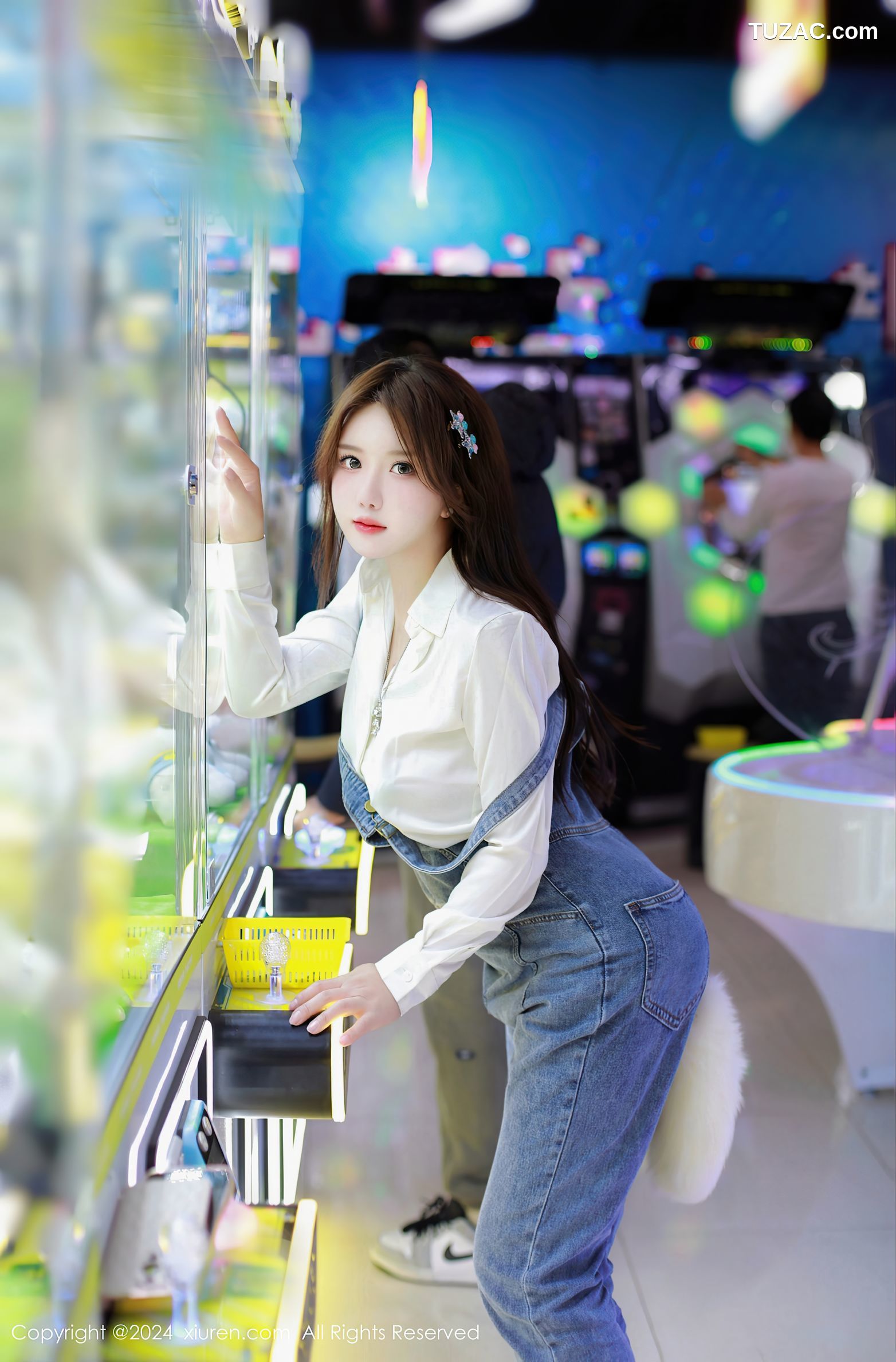 XiuRen秀人网-8087-小薯条nienie-电玩店场景白衫牛仔裤爆乳露出-2024.02.07