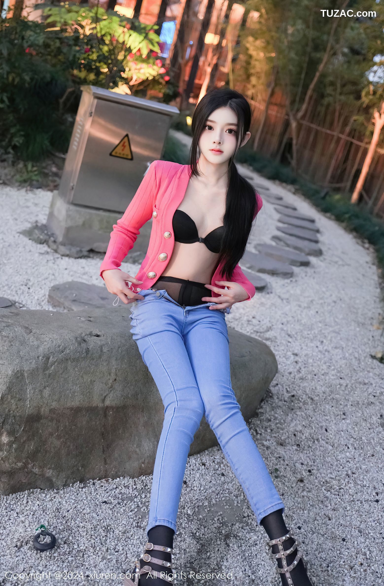 XiuRen秀人网-8091-龙雪儿-户外红衫简约牛仔裤黑色内衣黑丝-2024.02.08