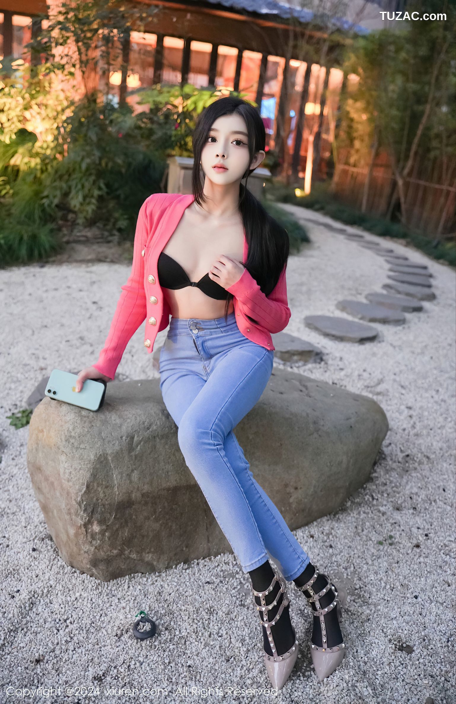 XiuRen秀人网-8091-龙雪儿-户外红衫简约牛仔裤黑色内衣黑丝-2024.02.08