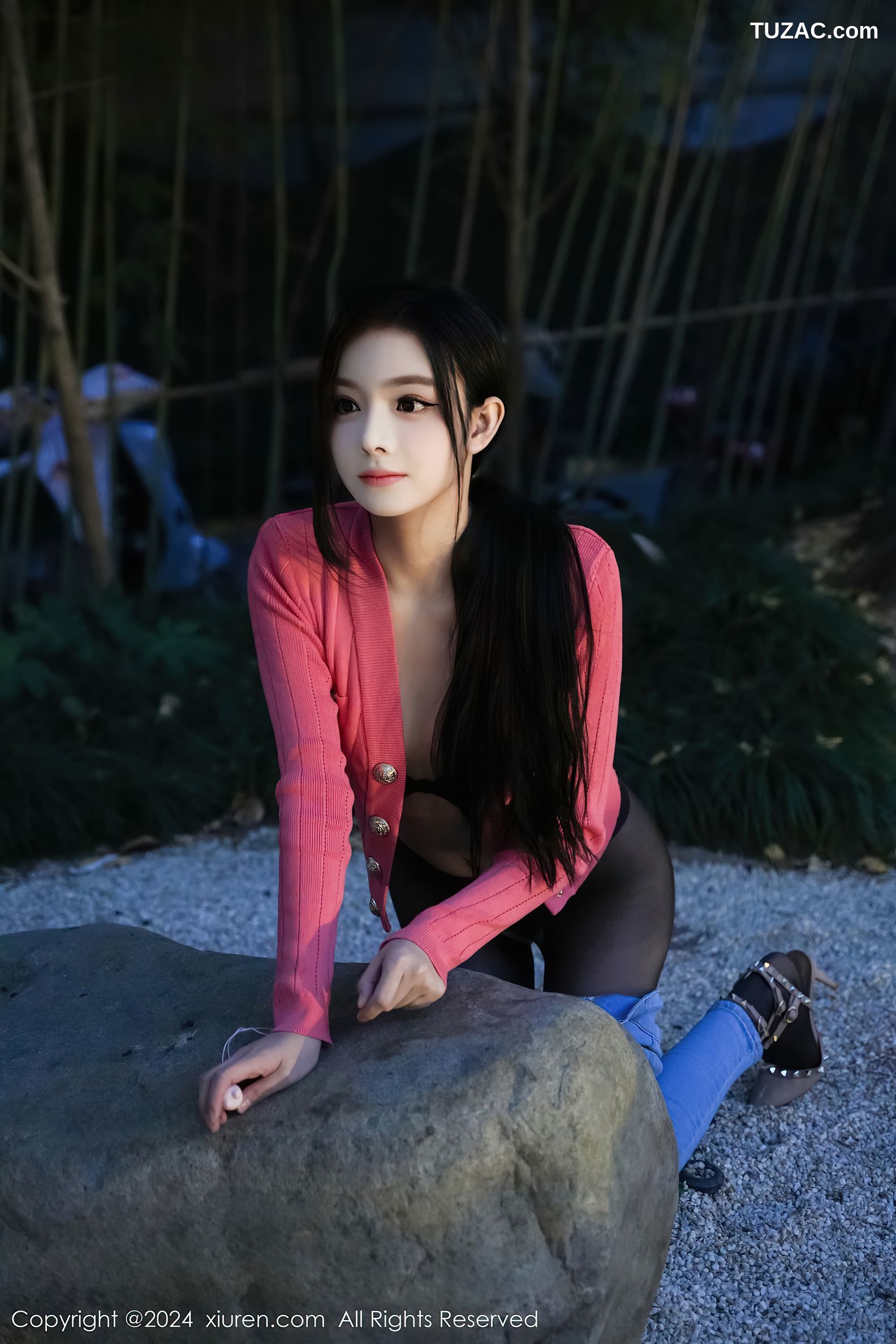 XiuRen秀人网-8091-龙雪儿-户外红衫简约牛仔裤黑色内衣黑丝-2024.02.08