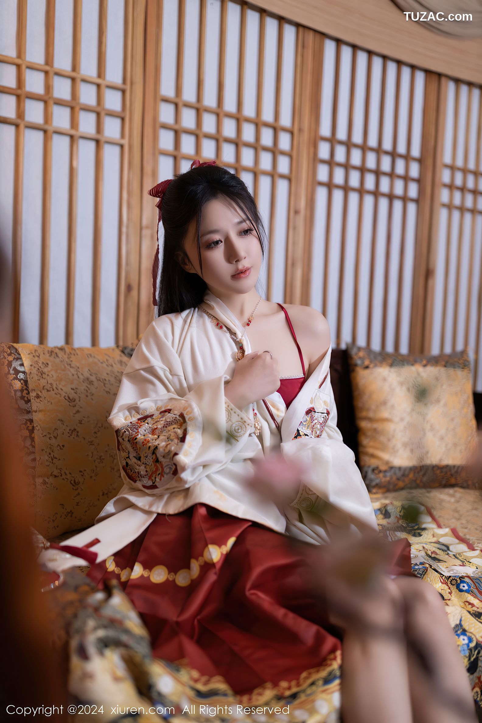 XiuRen秀人网-8095-鱼子酱Fish-贺新春主题宫装红肚兜-2024.02.08