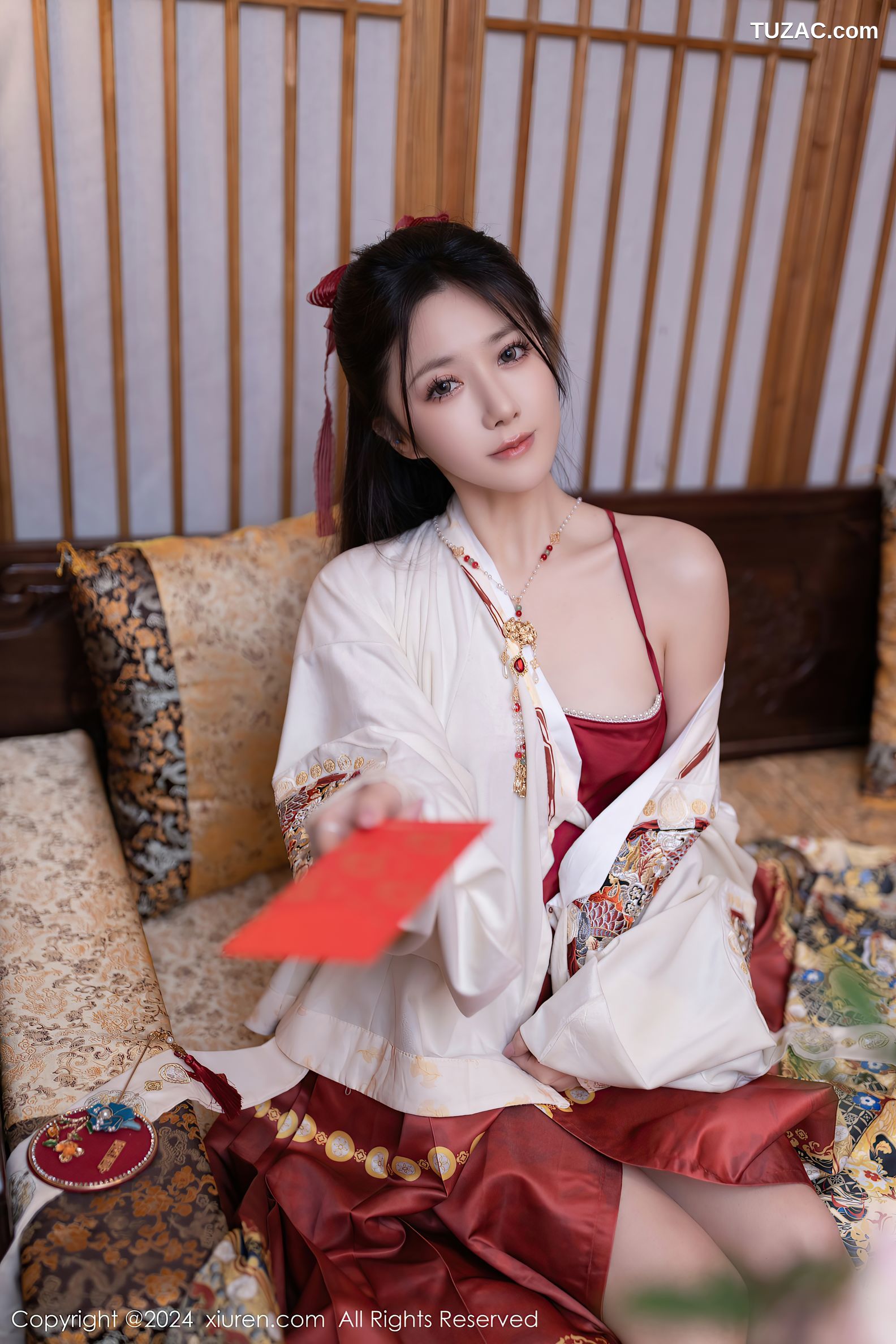 XiuRen秀人网-8095-鱼子酱Fish-贺新春主题宫装红肚兜-2024.02.08