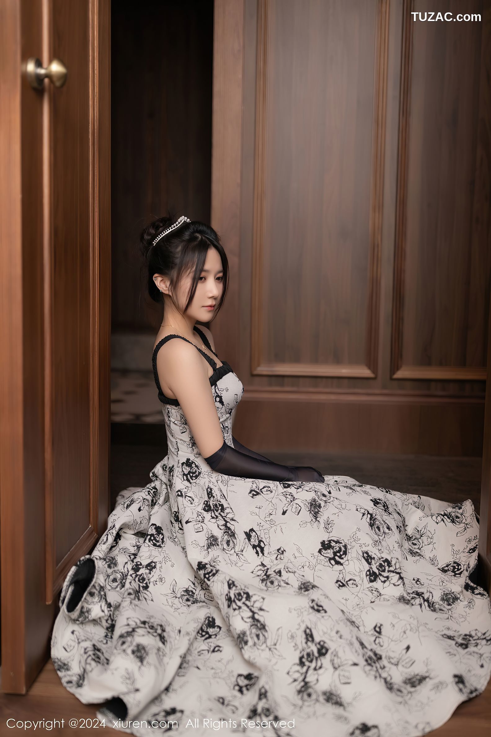 XiuRen秀人网-8109-鱼子酱Fish-生日主题-黑白长裙黑蕾丝内衣黑丝-2024.02.19