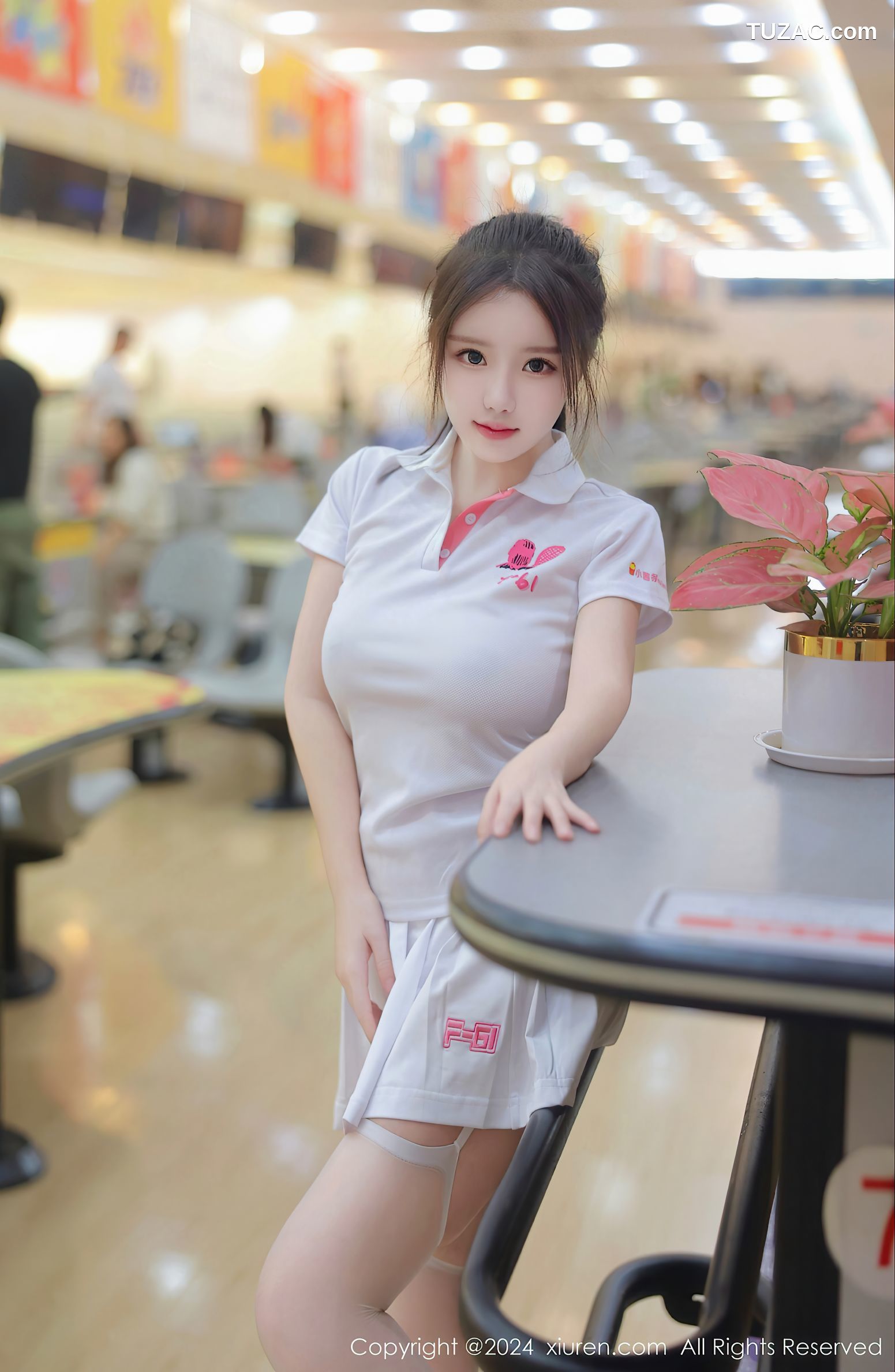 XiuRen秀人网-8118-小薯条nienie-保龄球馆白T短裙露出-2024.02.20