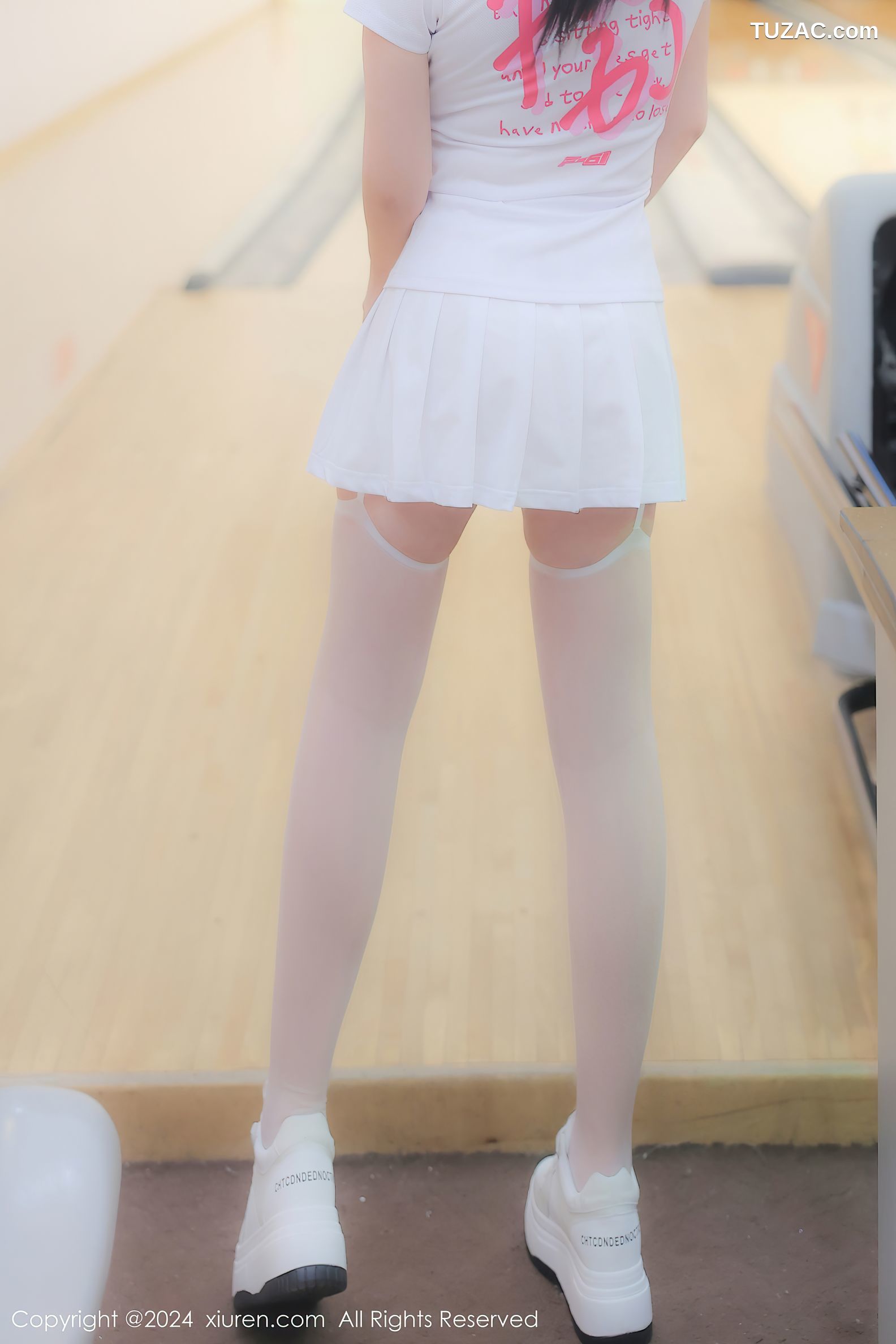 XiuRen秀人网-8118-小薯条nienie-保龄球馆白T短裙露出-2024.02.20