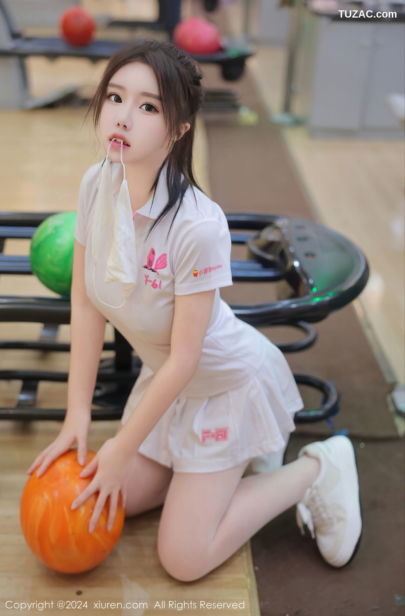XiuRen秀人网-8118-小薯条nienie-保龄球馆白T短裙露出-2024.02.20
