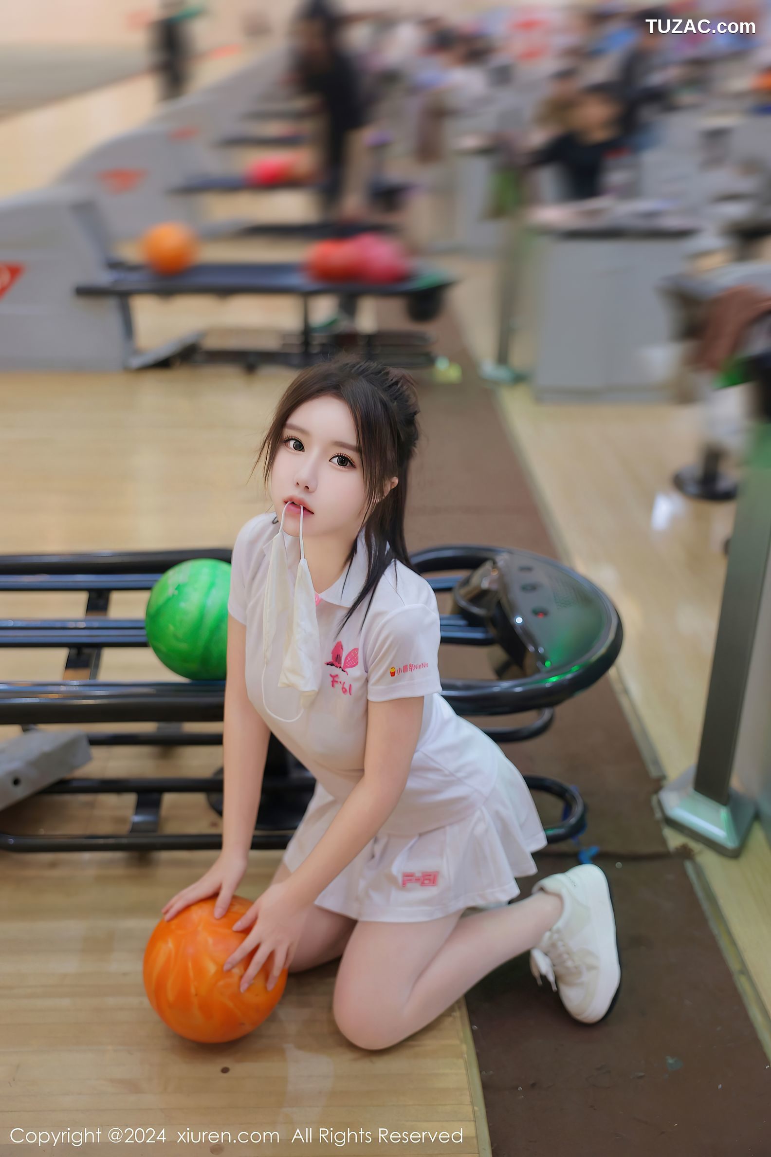 XiuRen秀人网-8118-小薯条nienie-保龄球馆白T短裙露出-2024.02.20
