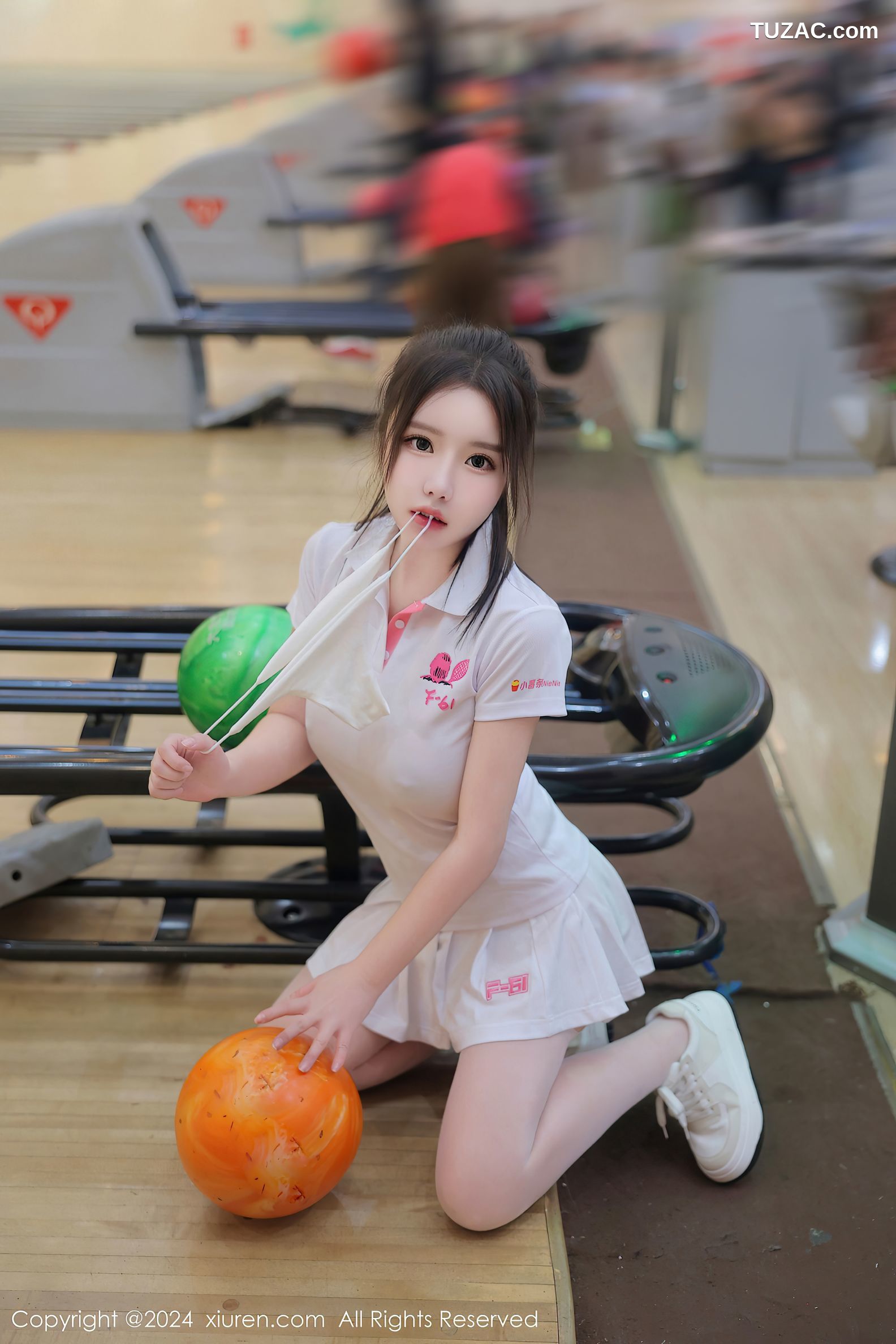 XiuRen秀人网-8118-小薯条nienie-保龄球馆白T短裙露出-2024.02.20